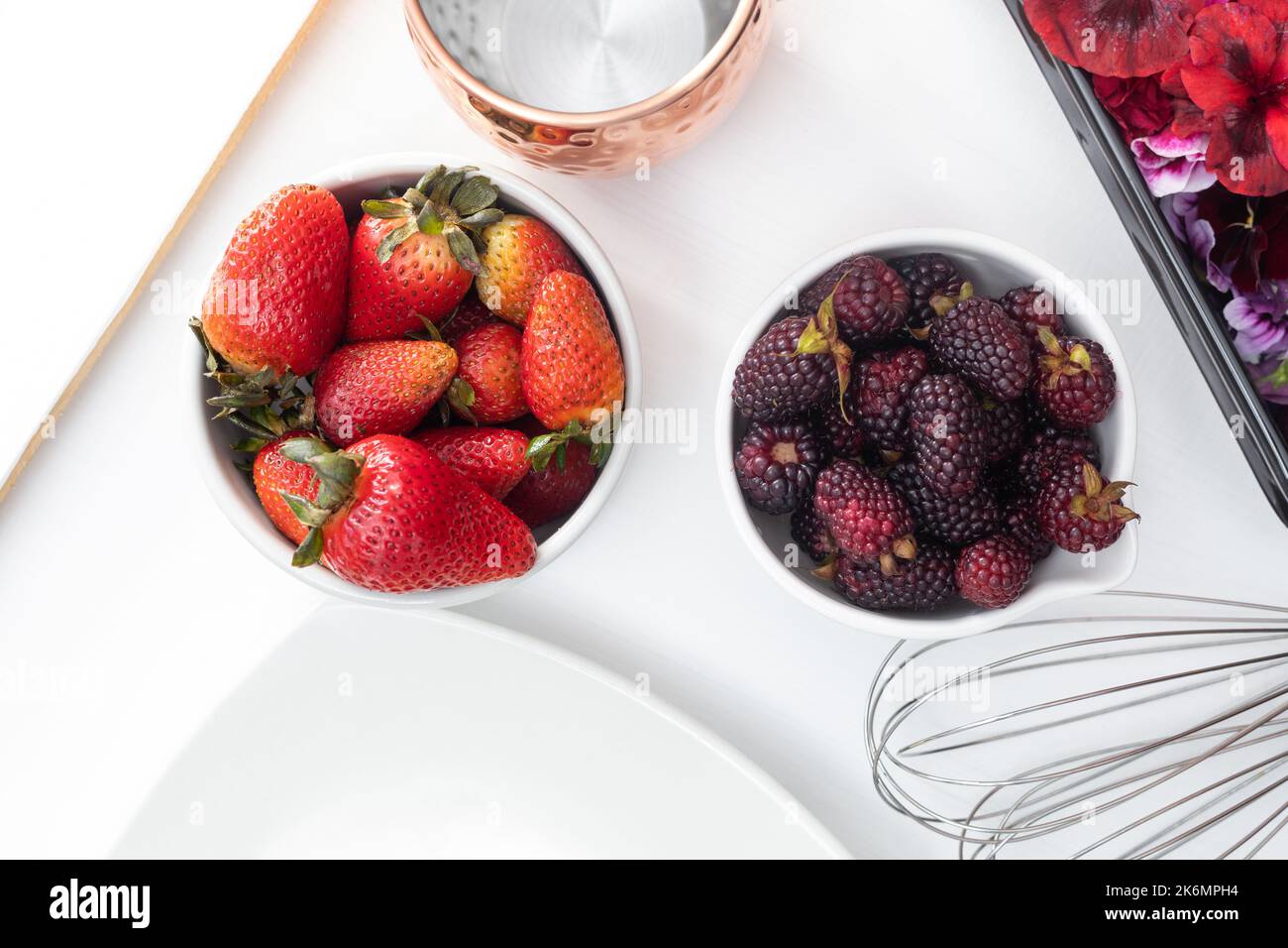 tavolo con fragole e more servito su piatti come snack, cibi freschi e biologici, snack sani Foto Stock