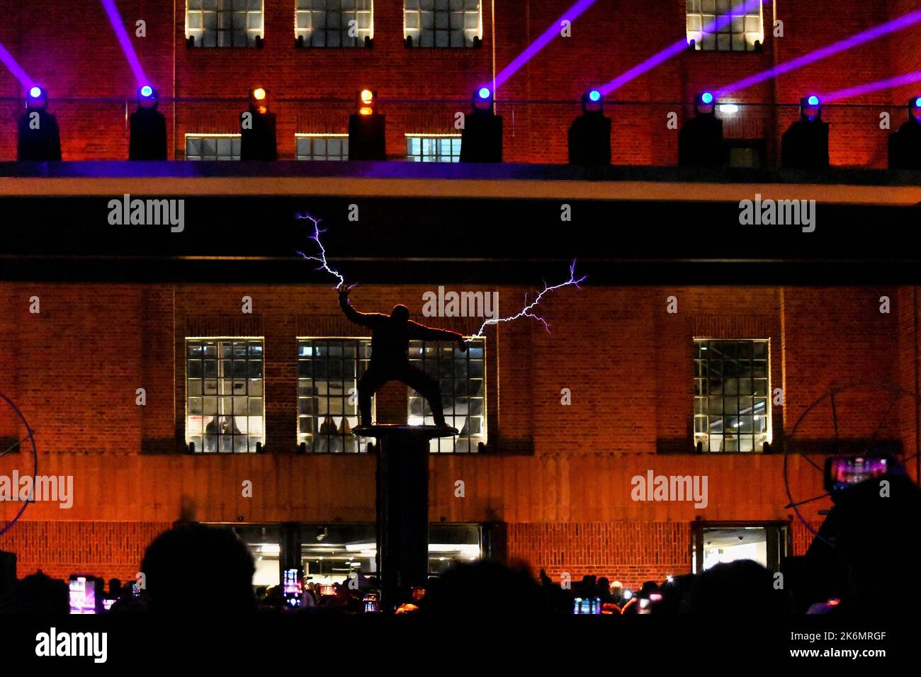 Londra, Regno Unito, 14th ottobre 2022, la centrale elettrica di Battersea è stata aperta da Sadiq Khan e Rita Kelly alle 10am:00 del 14th ottobre 2022. Infine, dopo 39 anni è stato restaurato con la casa e le imprese. La stazione si illuminò per l'elettrizzante esibizione serale di Arcadia Lord of Lightning, Andrew Lalchan Photography/Alamy Live News Foto Stock