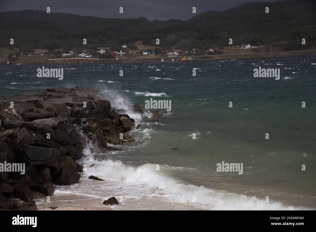 Tjeldsund è un canale tra l'isola di Hinnøya e la terraferma nella contea di Troms og Finnmark in Norvegia. Foto Stock