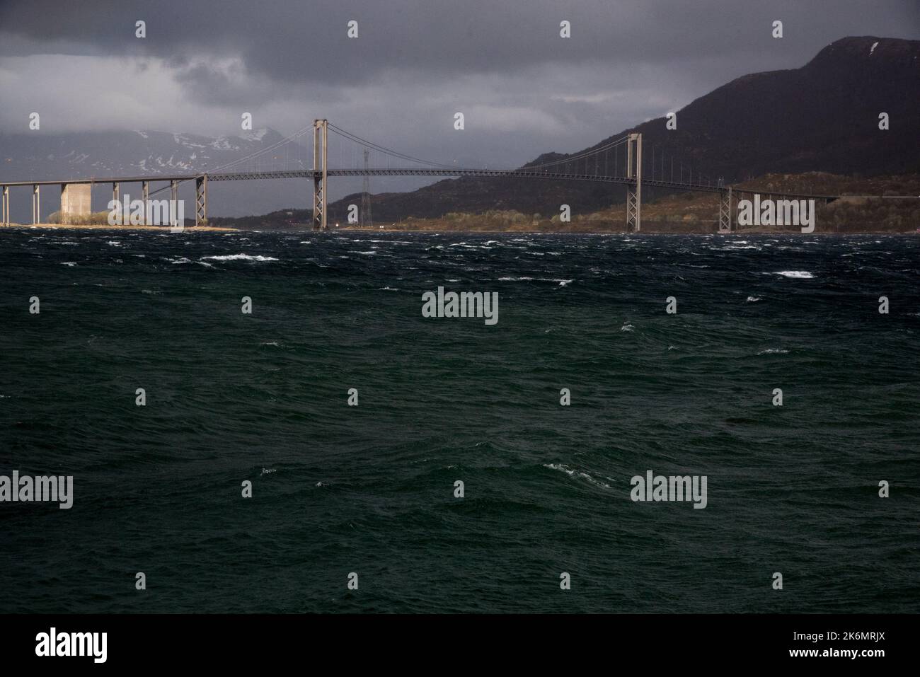 Ponte sospeso lungo 1007 metri Tjeldsund Bridge collega l'isola di Hinnøya con la terraferma nella contea di Troms og Finnmark in Norvegia. Foto Stock