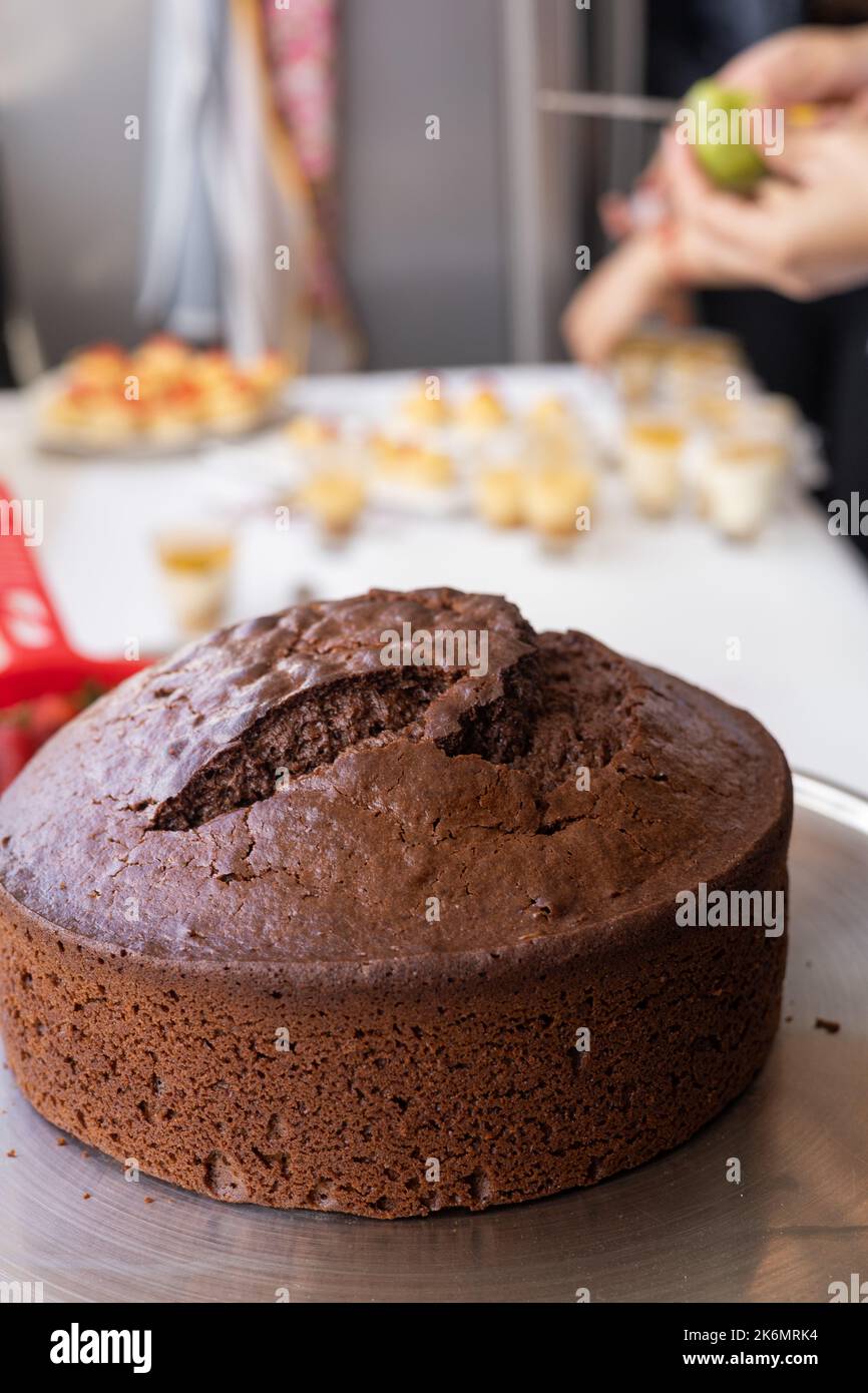 torta al cioccolato senza decorazione, preparazione di un dessert per la celebrazione, cibo dolce Foto Stock