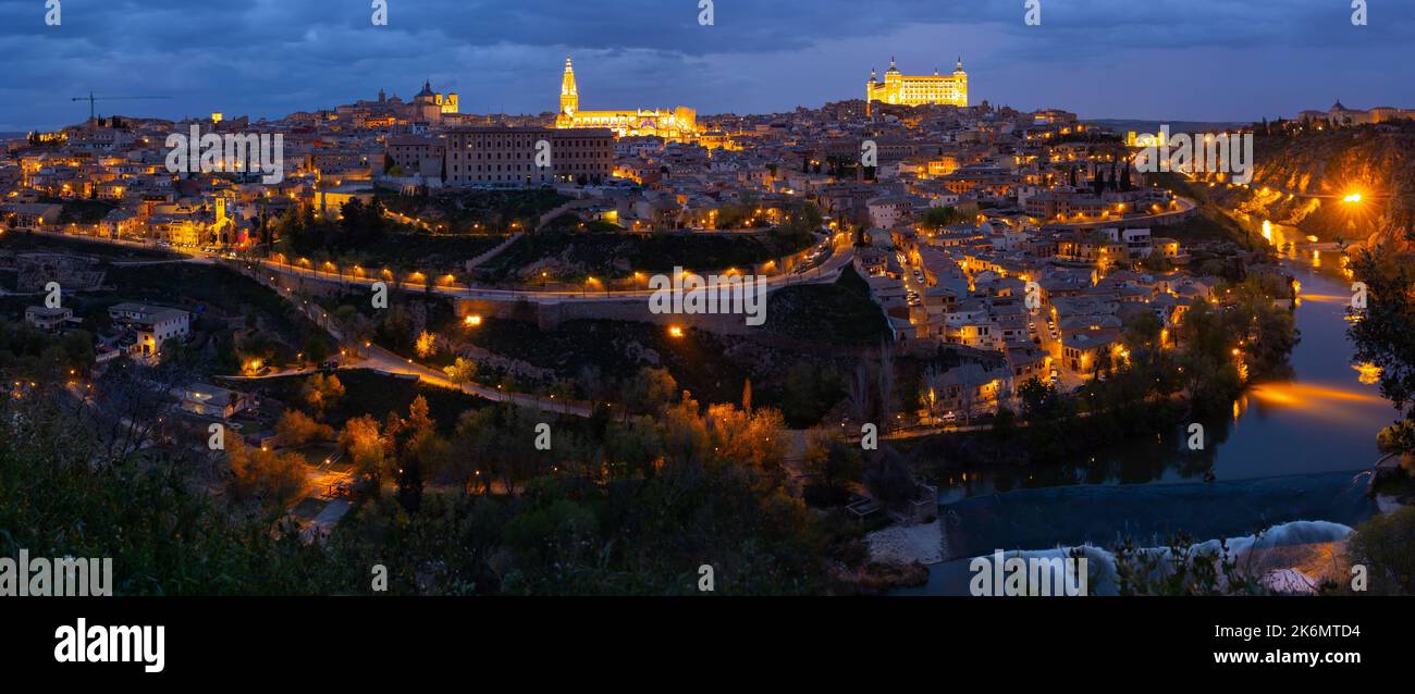 Vista panoramica di Toledo con la fortezza di Alcazar e la cattedrale in primavera sera Foto Stock