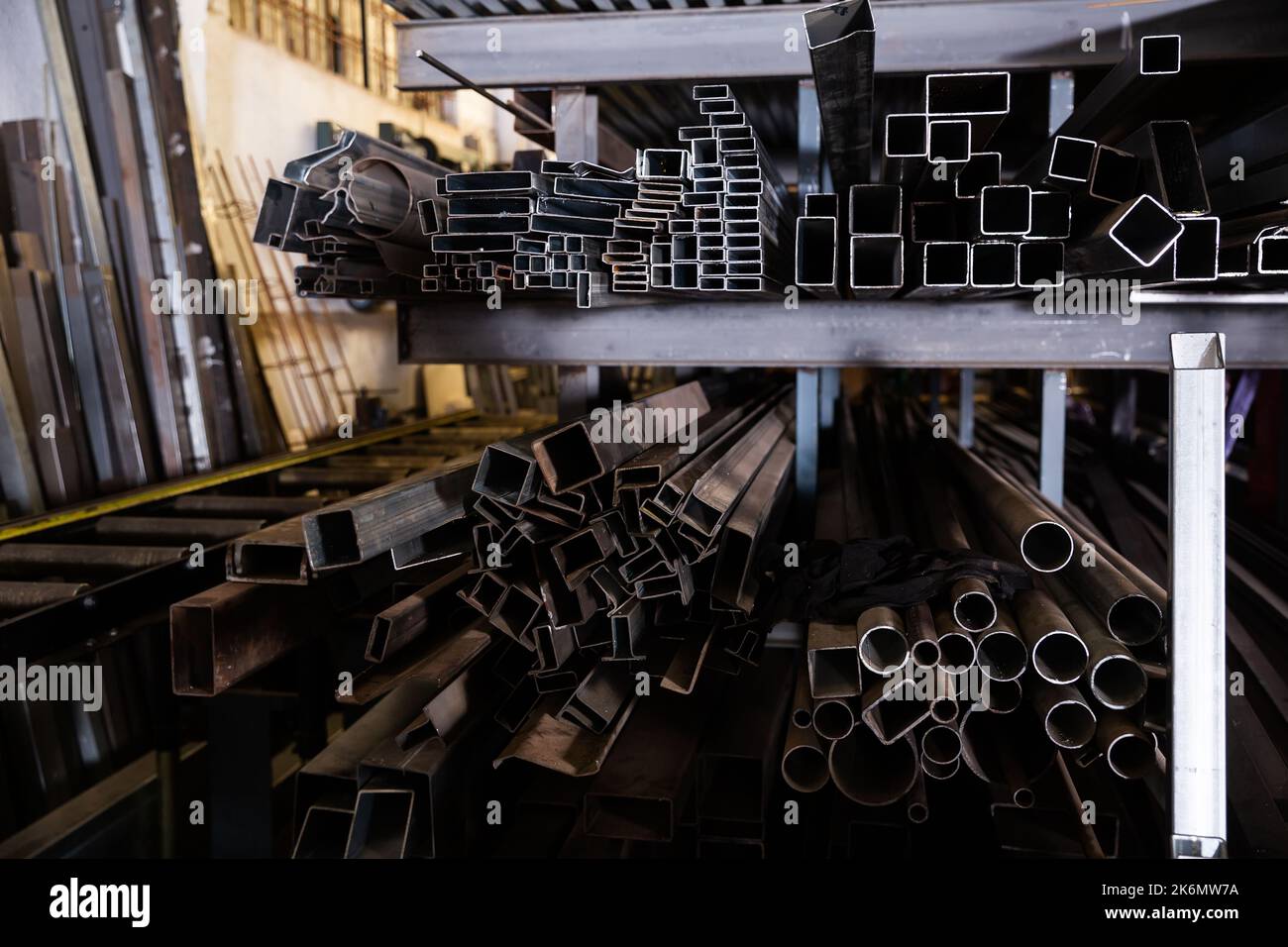 Tubi in ferro, tubi, profili su rack Foto Stock