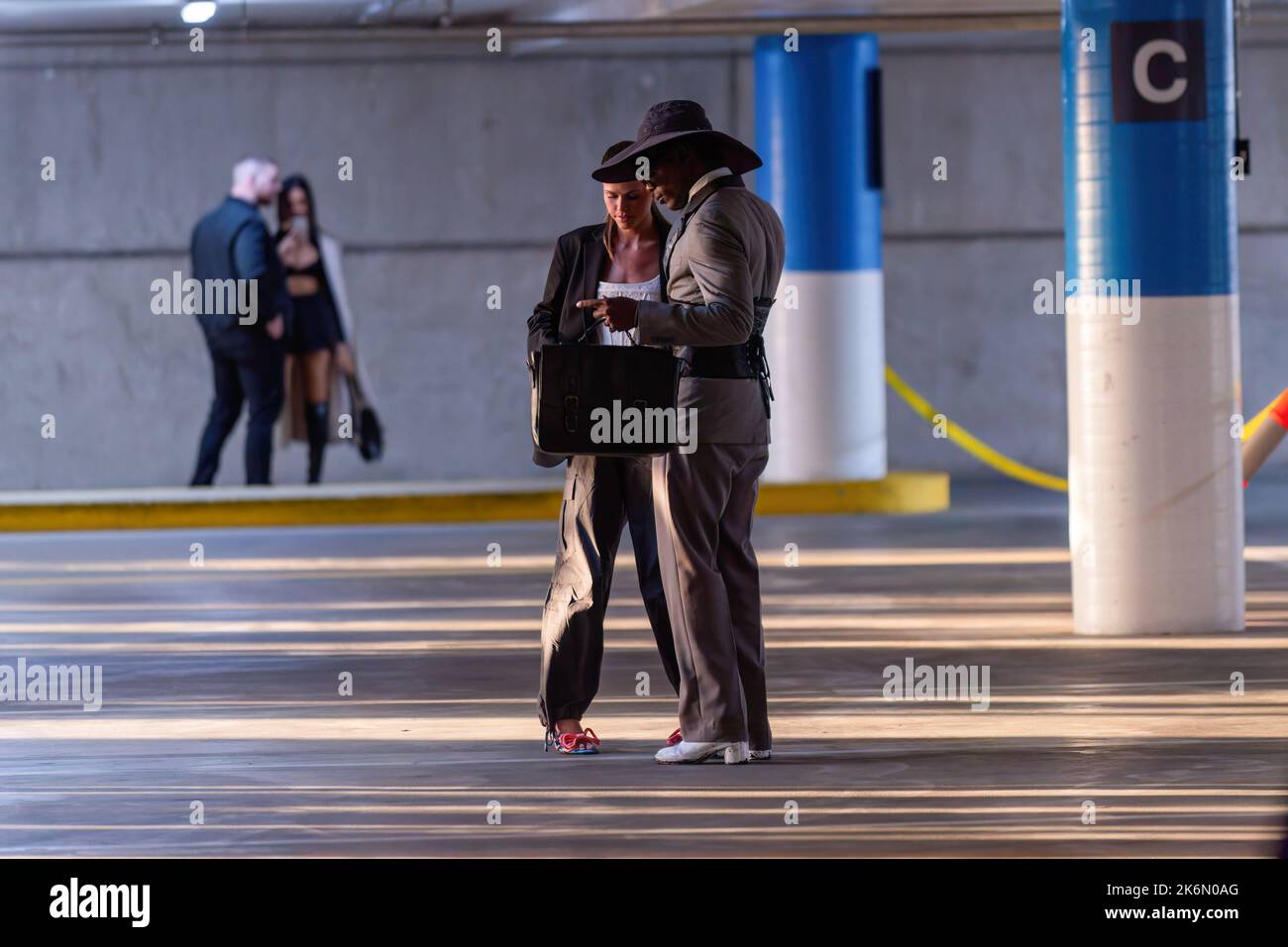 Melbourne, Australia. 14th Ott 2022. Influenze di moda e ospiti assistono alla sfilata di moda Justin Cassin durante il Melbourne Fashion Week Docklands a Melbourne. Justin Cassin, designer di abbigliamento maschile, ha organizzato la sua sfilata della Melbourne Fashion Week in un parcheggio nei Docklands, Melbourne, Australia. L'evento ha attirato molti giovani e bellissimi appassionati di moda e influencer che hanno guardato l'evento. (Foto di Michael Currie/SOPA Images/Sipa USA) Credit: Sipa USA/Alamy Live News Foto Stock