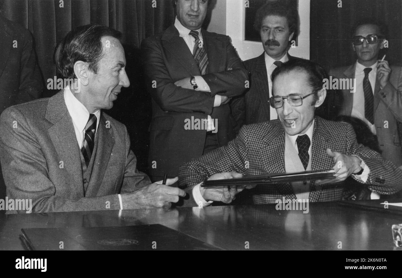 Cerimonia di firma dell'accordo alla Farnesina algerina. Nella foto: Warren Christopher e Mohammed Seddik Benyahia, ministro degli Esteri algerino. 1979 - 1981. Fotografie relative alla liberazione e al ritorno a casa degli ostaggi americani tenuti in Iran Foto Stock