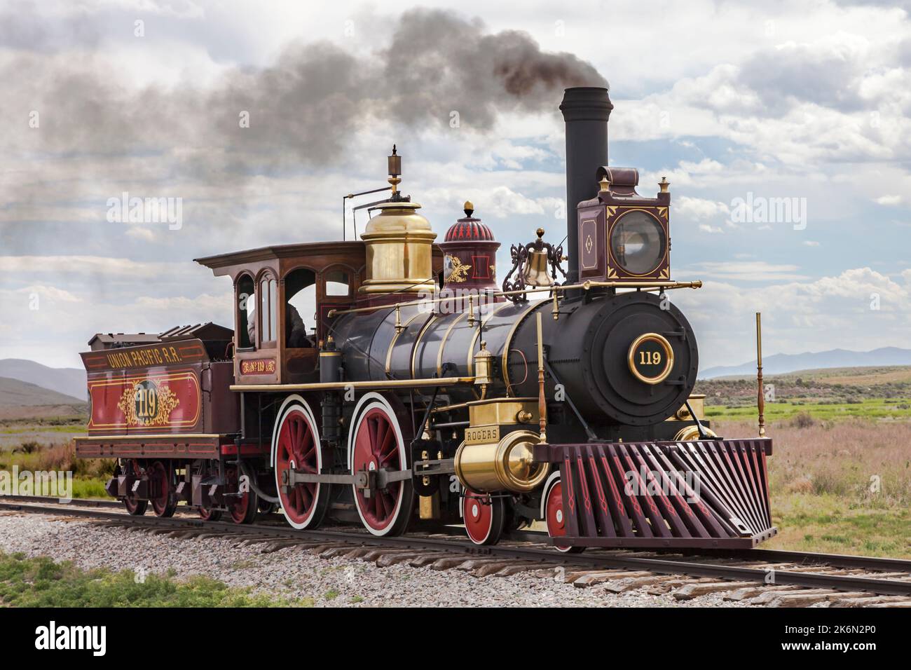 La locomotiva n° 119 della Union Pacific Railroad sfreccia a vapore mentre scorre lungo i binari del Promentory National Park nello Utah. Foto Stock