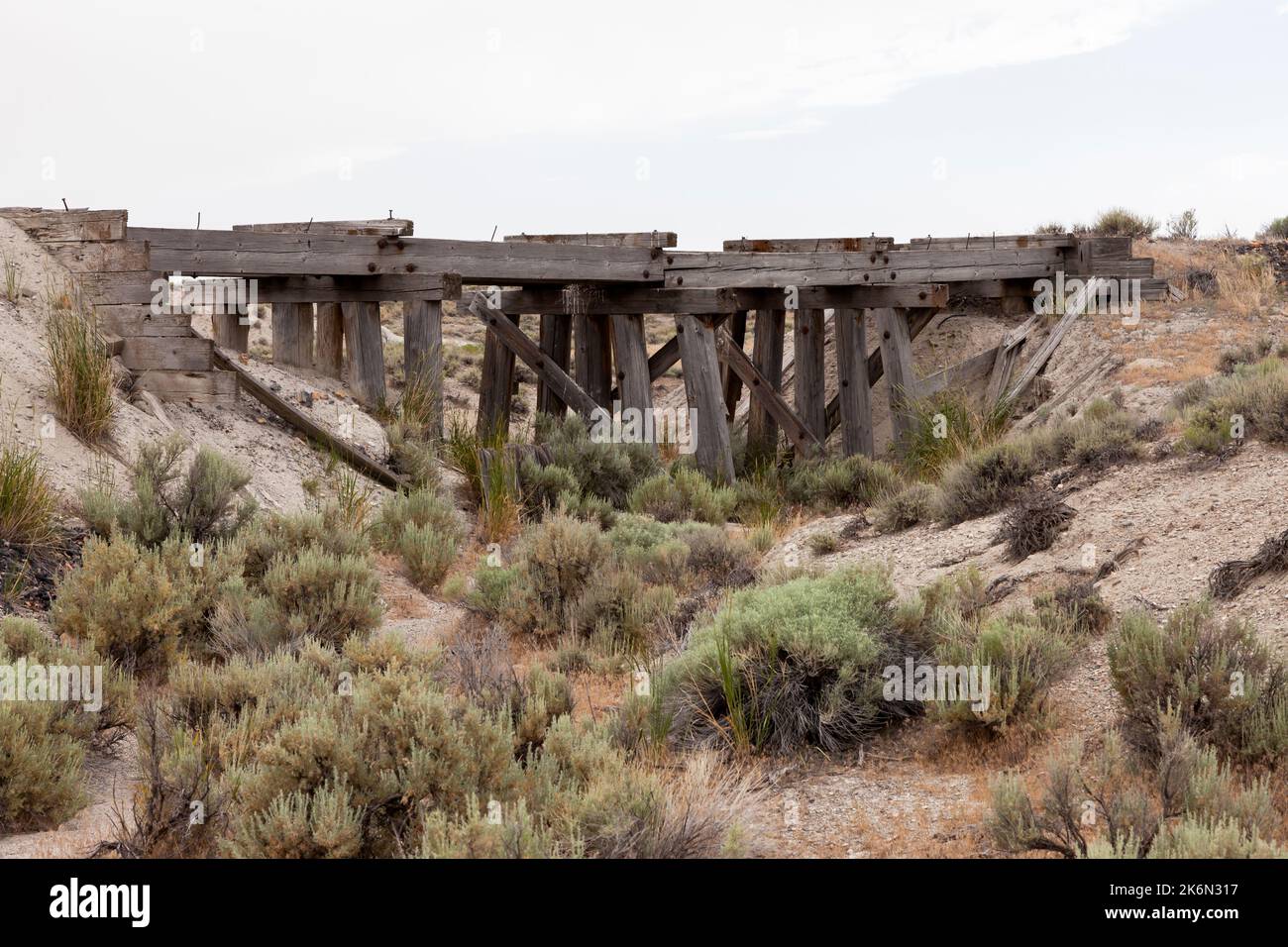 Un trespolo ferroviario che attraversa un piccolo torrente vicino a Kelton, una stazione di sezione per la Ferrovia Centrale del Pacifico dal 1869-1942, come parte della Trans-Conline Foto Stock