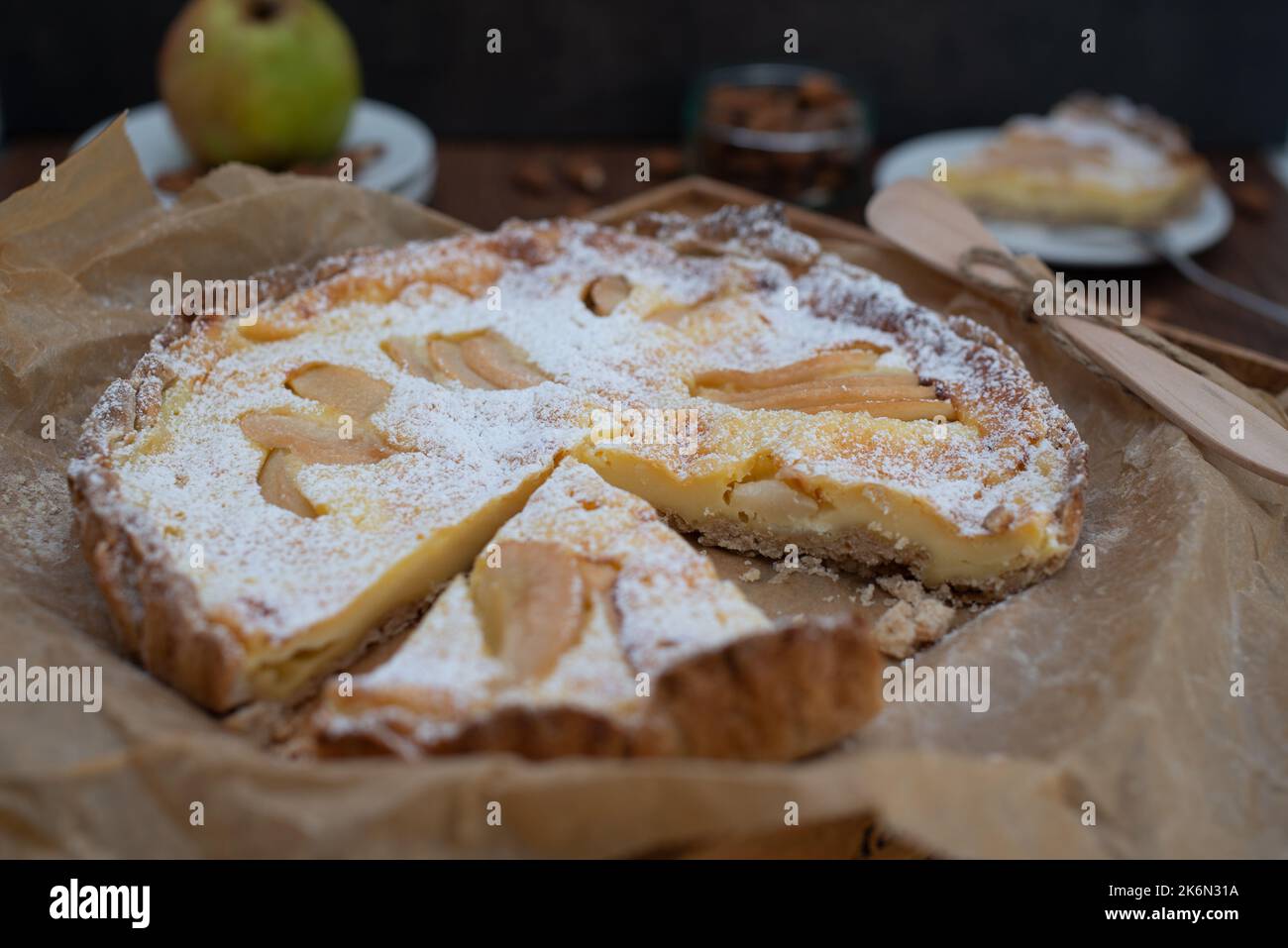 torta di mandorle alla pera Foto Stock