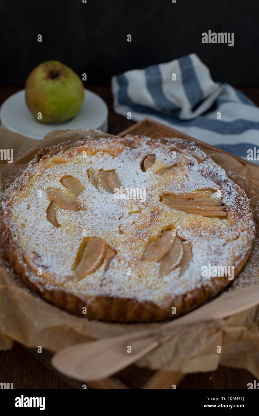 torta di mandorle alla pera Foto Stock