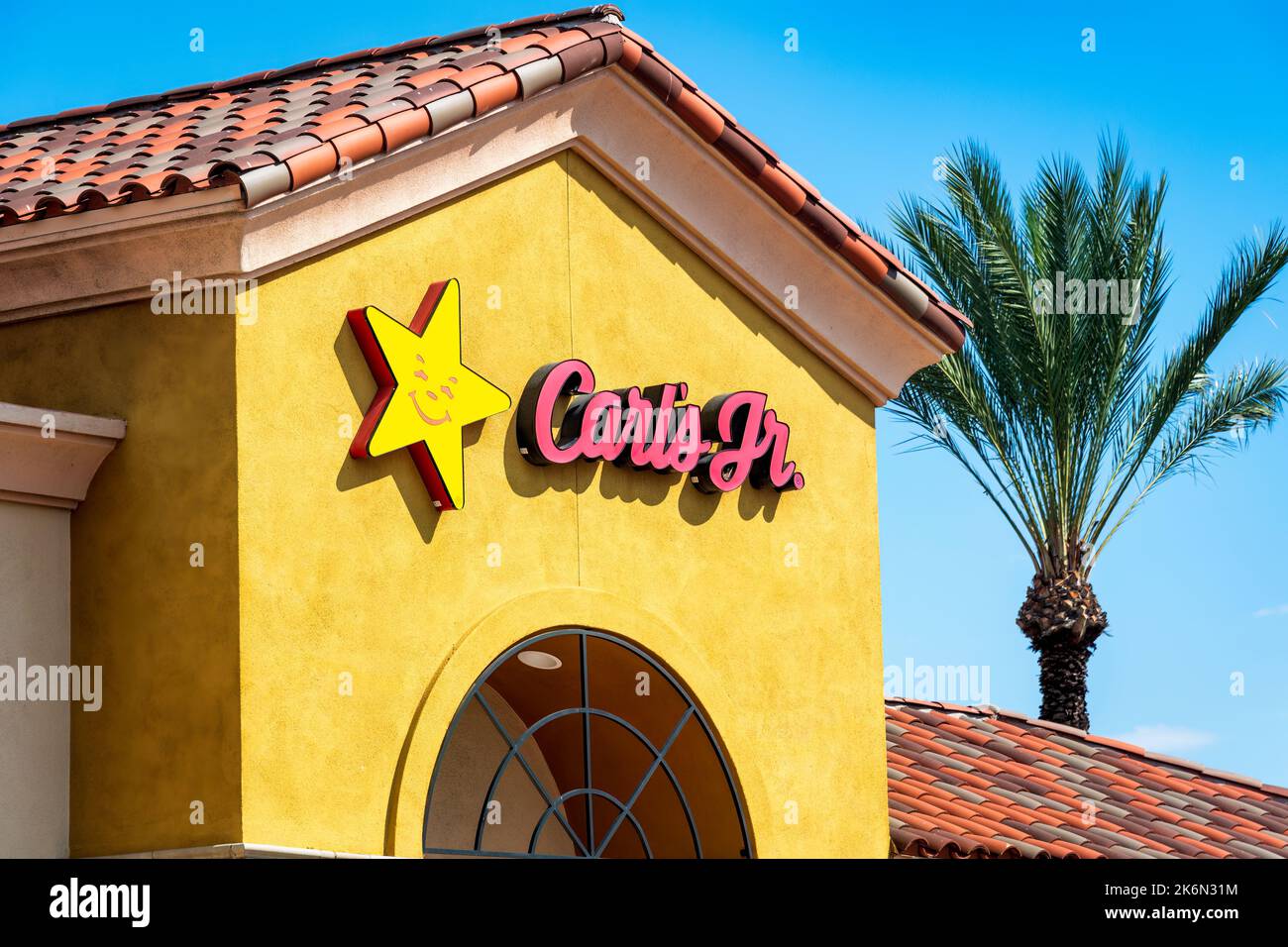 UPLAND, CA – 10 ottobre 2022: Carl’s Jr. È una catena americana di fast food con franchisee in Nord e Sud America, Europa, Asia e Oceania. Foto Stock