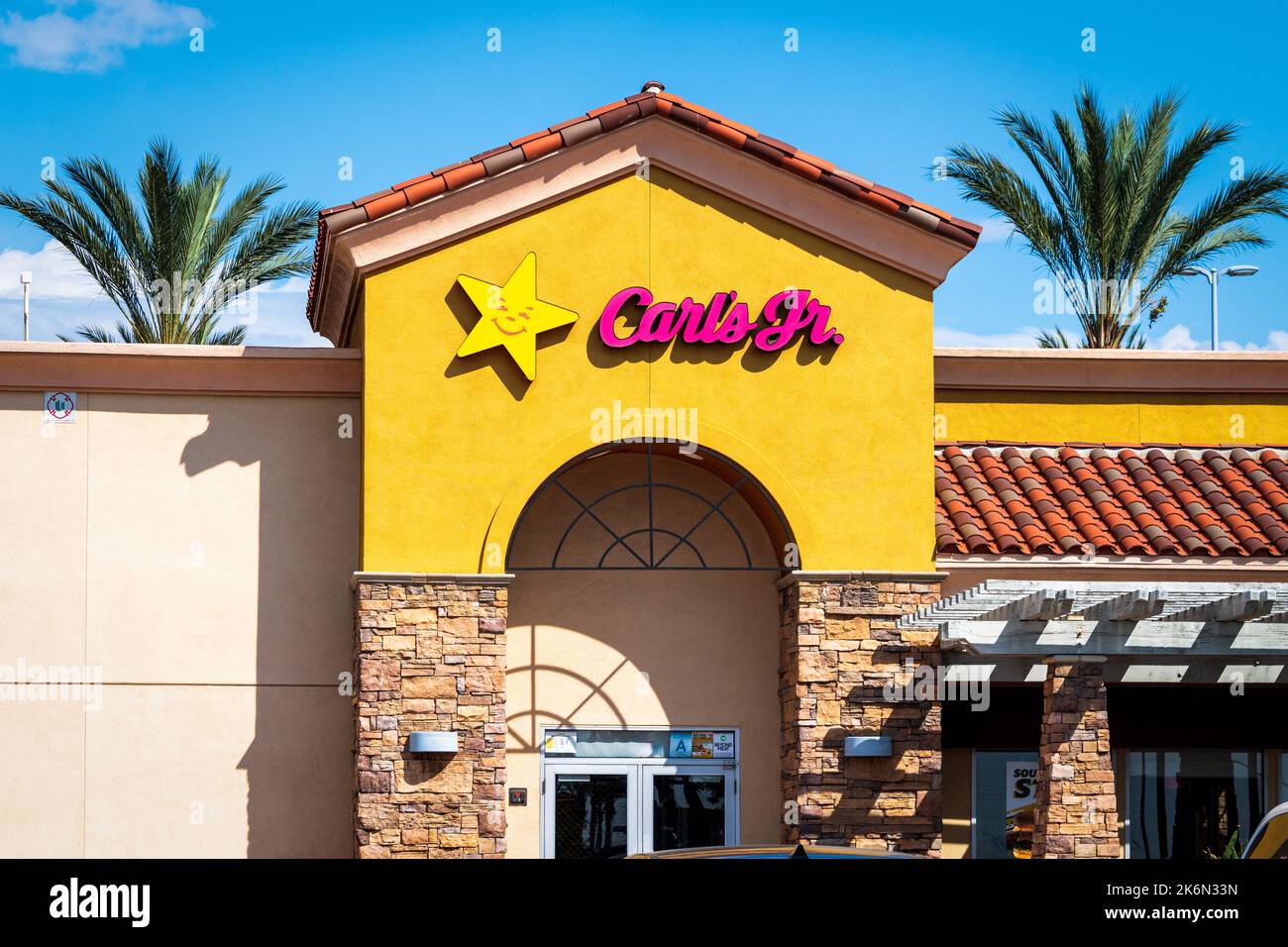 UPLAND, CA – 10 ottobre 2022: Carl’s Jr. È una catena americana di fast food con franchisee in Nord e Sud America, Europa, Asia e Oceania. Foto Stock
