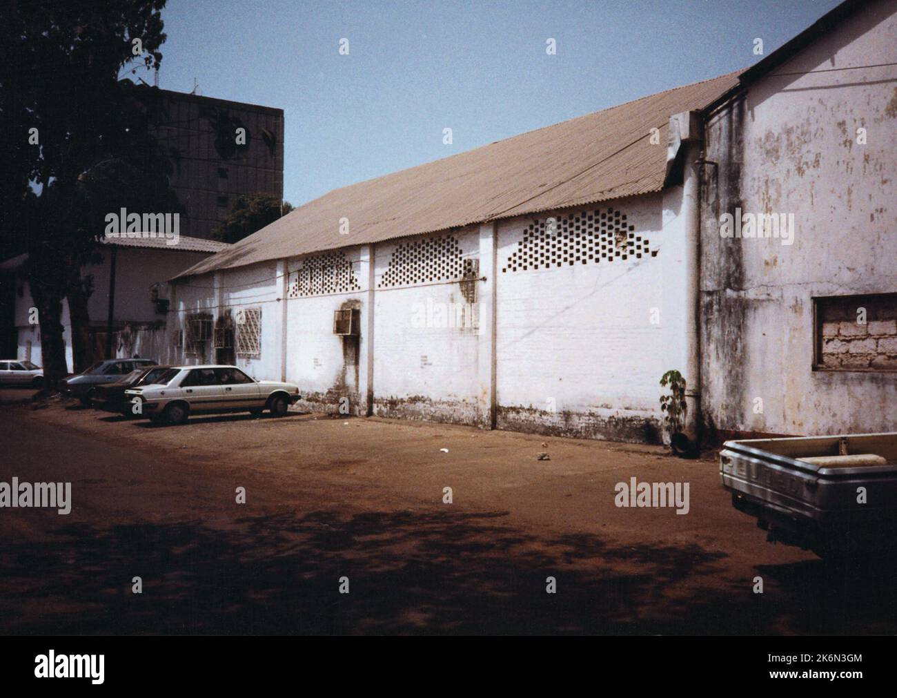 Conakry - Chancery Office Building - 1988, fotografie degli Stati Uniti relative ad ambasciate, consolati e altri edifici d'oltremare Foto Stock