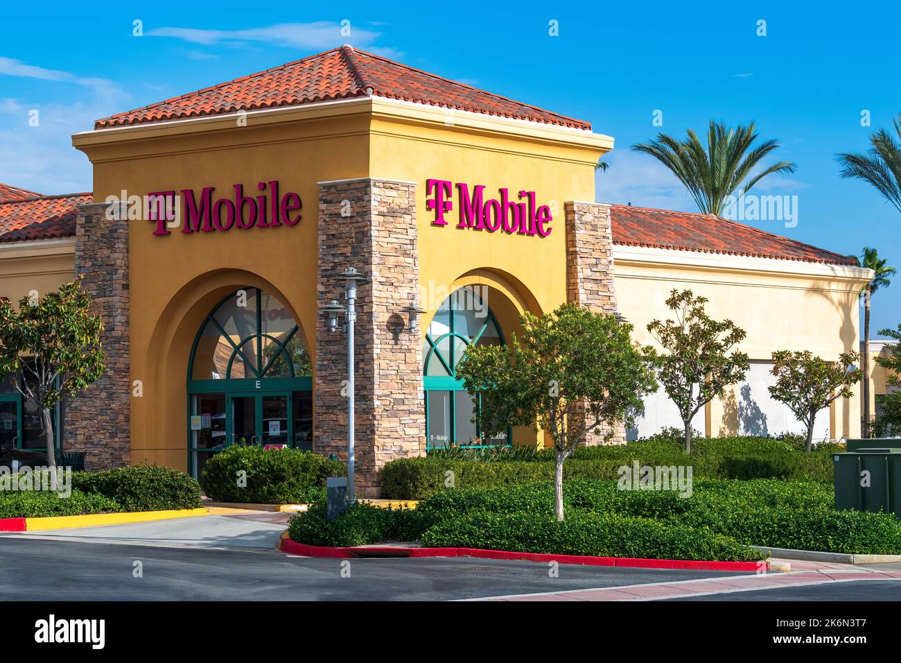 Upland, CA – 12 ottobre 2022: T-Mobile è il nome utilizzato dalle filiali di comunicazioni mobili della società tedesca di telecomunicazioni Deutsch Telekom AG. Foto Stock