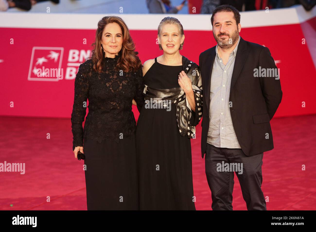 Roma, Italia. 13th Ott 2022. Melissa Newman e il produttore Emily Wachtel e Adam Gibbs assistono al tappeto rosso del film 'Colibrì' all'apertura del festival cinematografico di Roma all'Auditorium Parco della Musica. Credit: SOPA Images Limited/Alamy Live News Foto Stock