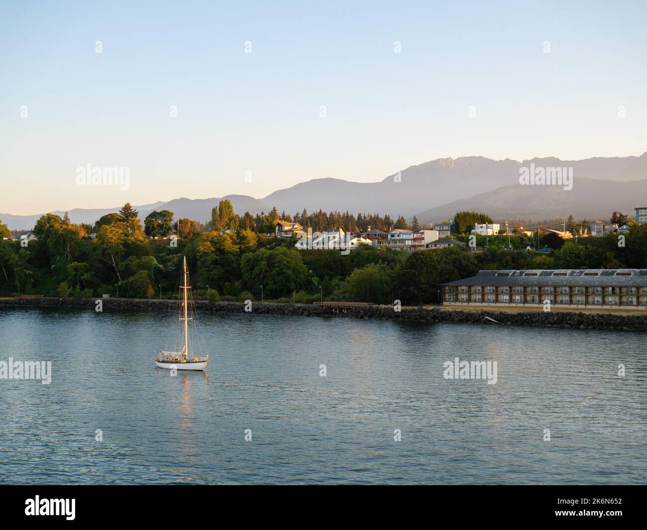 Barca a vela presso Anchor, Port Angeles e le Olympic Mountains, Washington. Foto Stock