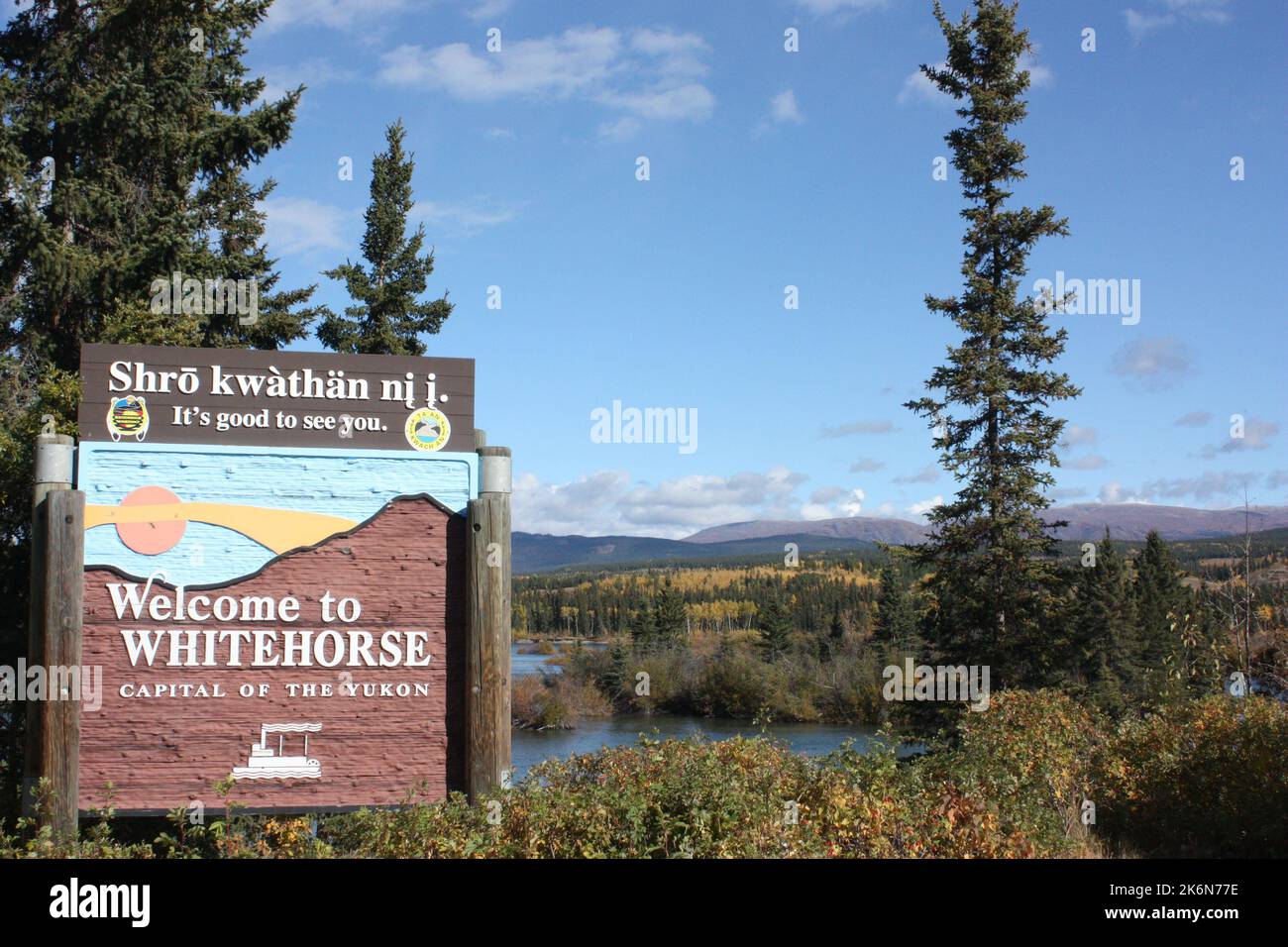 Il cartello Welcome to Whitehorse del fiume Yukon a Whitehorse, Yukon Territory, Canada Foto Stock