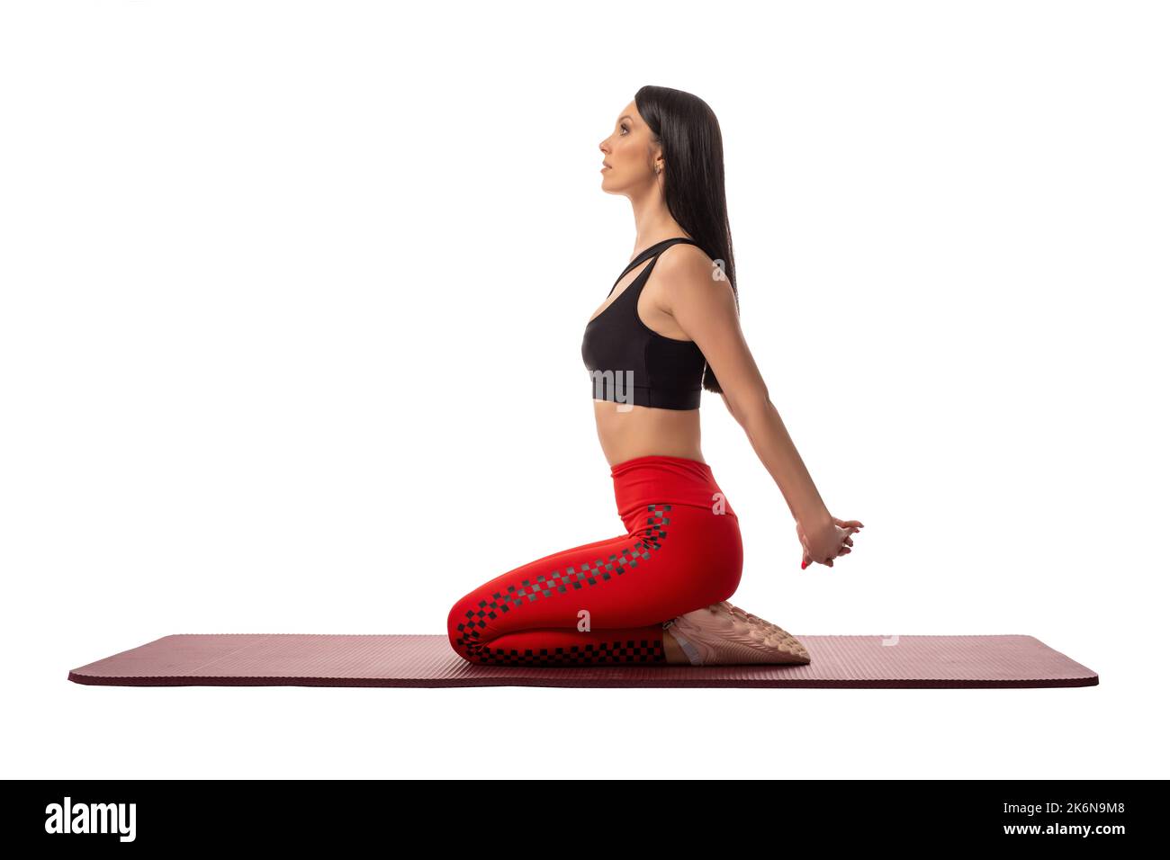 Donna snella che fa yoga in posa Foto Stock