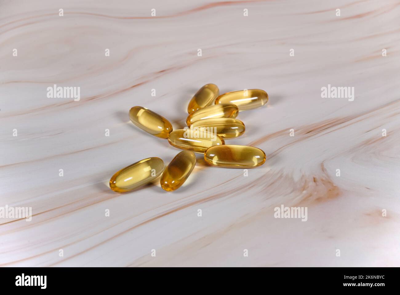 Capsule di olio di pesce sul banco di marmo. Foto Stock