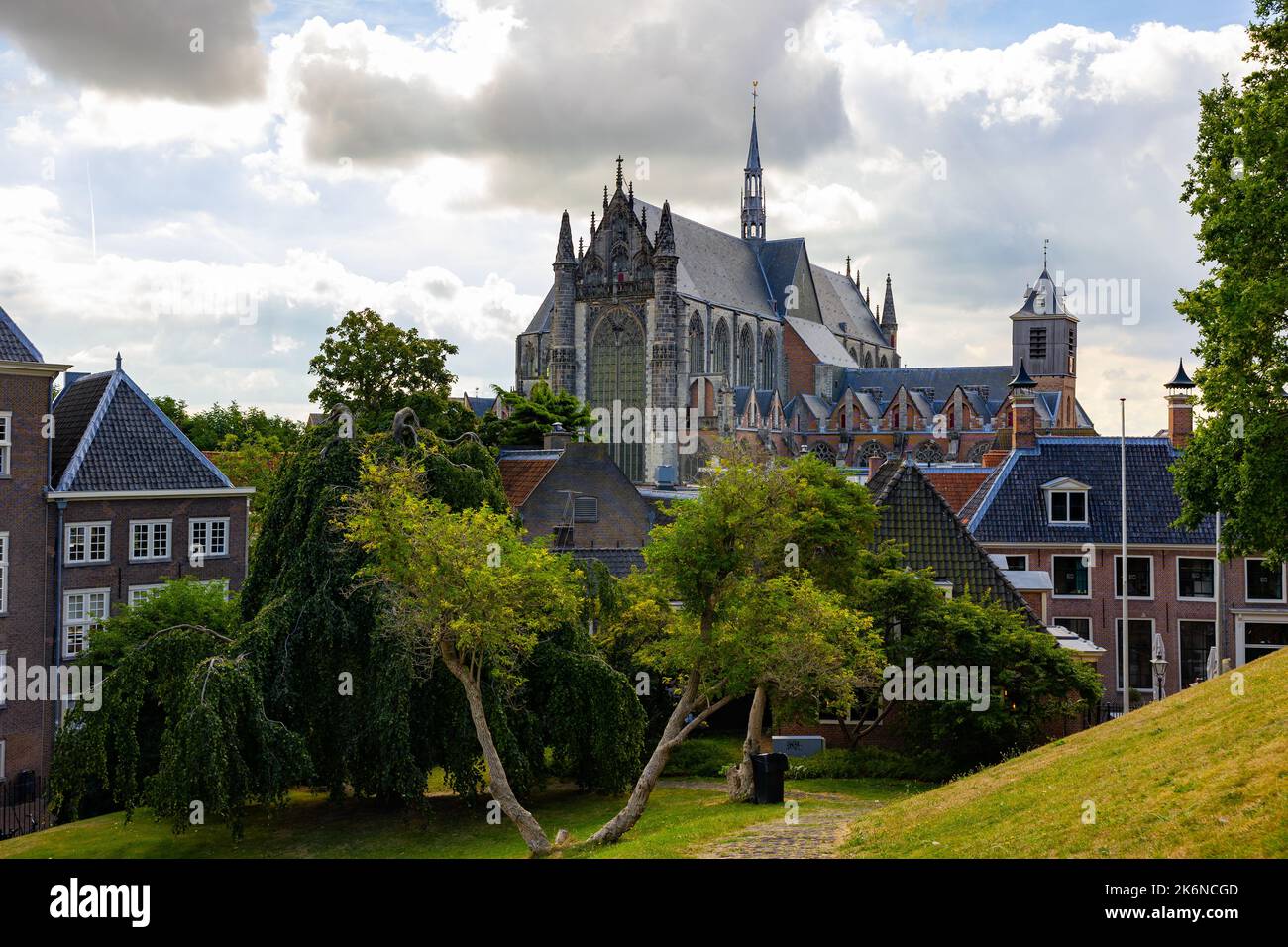 Antica chiesa protestante Hooglandse Kerk nella città di Leiden Foto Stock