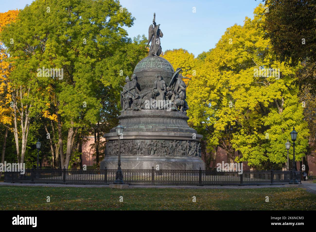 Vista del monumento del Millennio della Russia (1862) in una soleggiata mattinata di ottobre. Cremlino di Veliky Novgorod, Russia Foto Stock