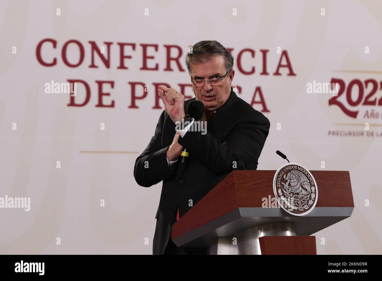 Città del Messico, Messico. 13th Ott 2022. Il ministro degli Esteri Marcelo Ebrard durante il presidente del Messico, Lopez Obrador briefing conferenza quotidiana al Palazzo Nazionale. Il 13 ottobre 2022 a Città del Messico. (Credit Image: © eyepix via ZUMA Press Wire) Credit: ZUMA Press, Inc./Alamy Live News Foto Stock