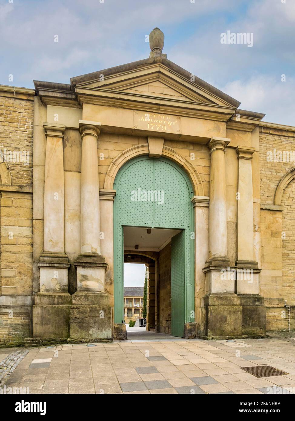 28 aprile 2022: Halifax, West Yorkshire, UK - la porta nord della Piece Hall, aperta nel 1779 come mercato per tessitori locali, e un grado i elencati Foto Stock