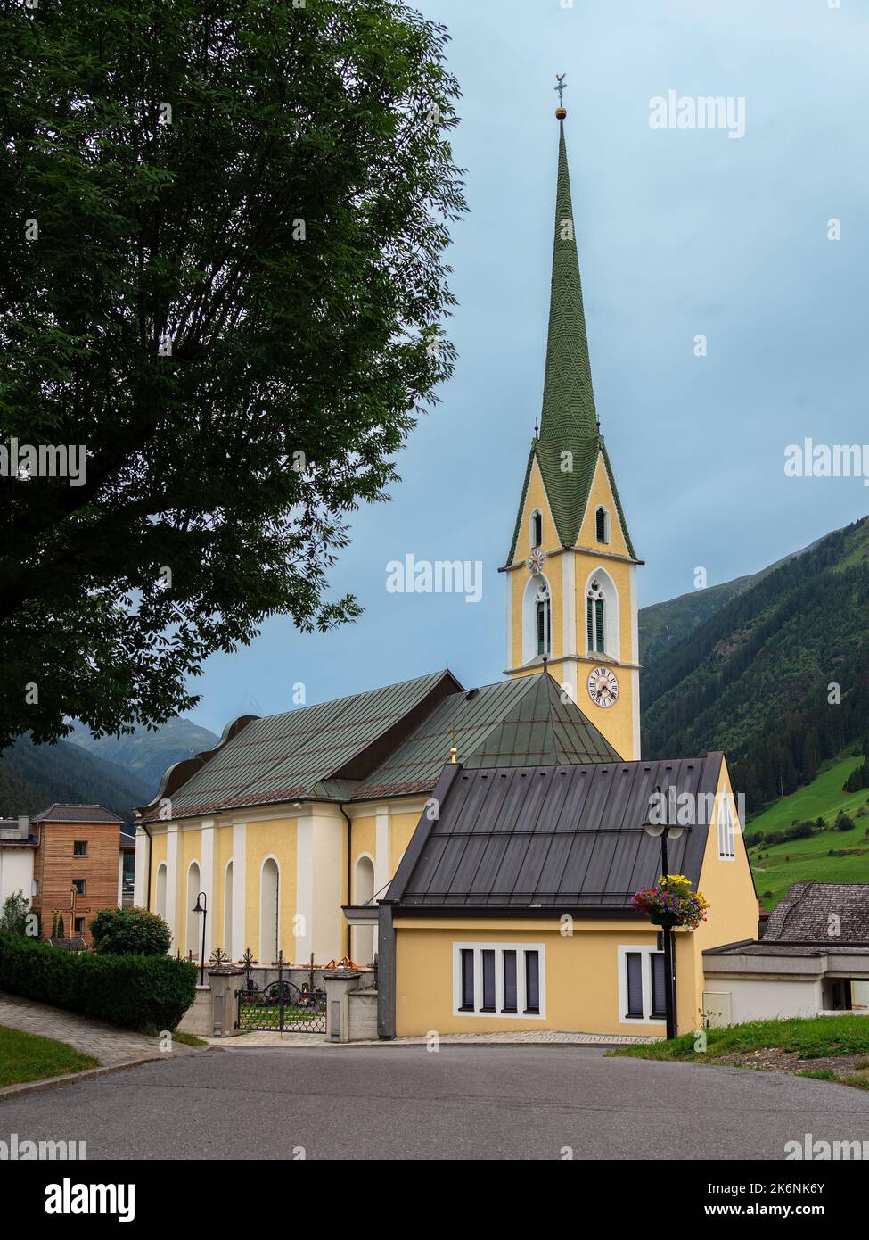 Ischgl, Austria - 25 luglio 2022: Chiesa parrocchiale di San Nicola a Ischgl Foto Stock