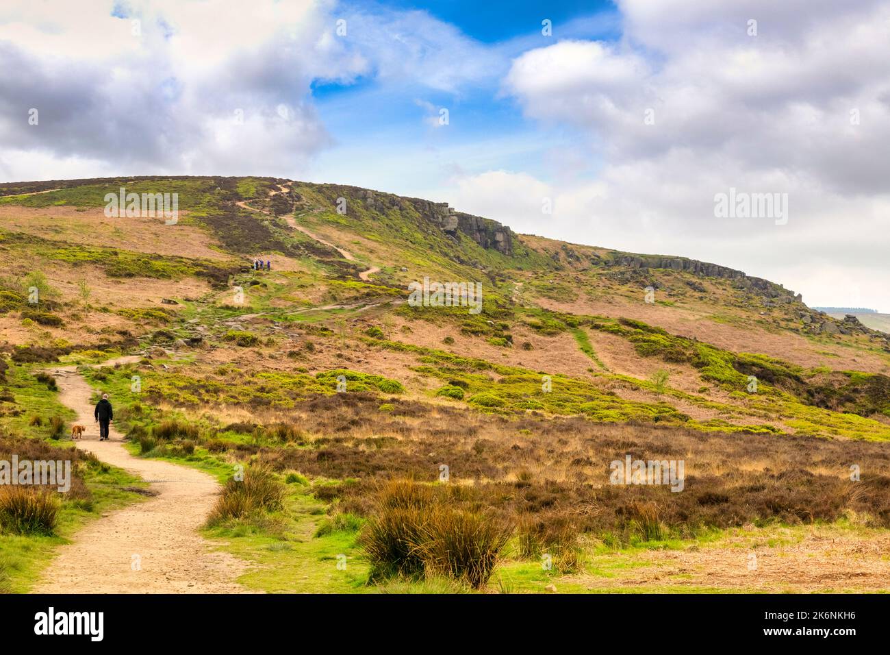 6 maggio 2022: Ilkley Moor, West Yorkshire, UK - sentiero sopra la brughiera, persone a piedi. Foto Stock