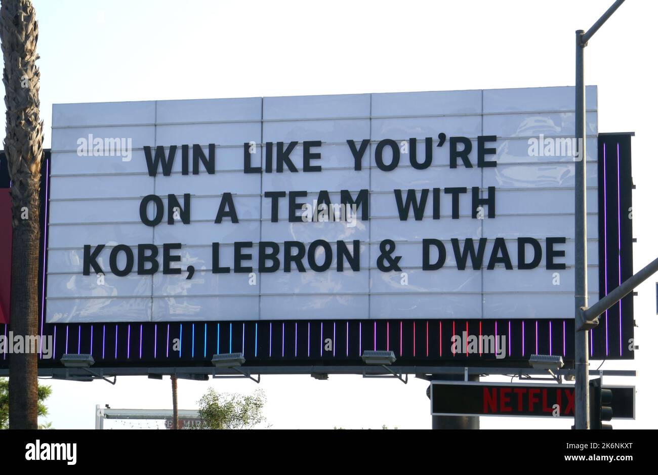 Los Angeles, California, USA 7th Ottobre 2022 Una visione generale dell'atmosfera di Win Like you're in una squadra con Kobe, Lebron & Dwade Netflix Billboard su Sunset Blvd il 7 Ottobre 2022 a Los Angeles, California, USA. Foto di Barry King/Alamy Stock Photo Foto Stock