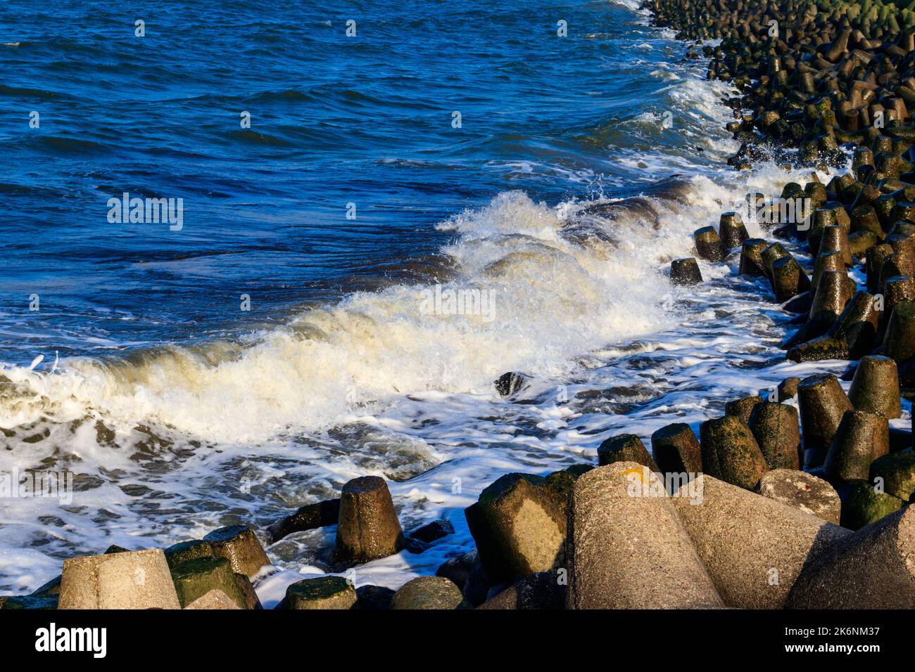 Tempesta nel Mar Baltico. Onde tempeste che si schiantano sulla frangiflutti a Darlowo, Polonia Foto Stock