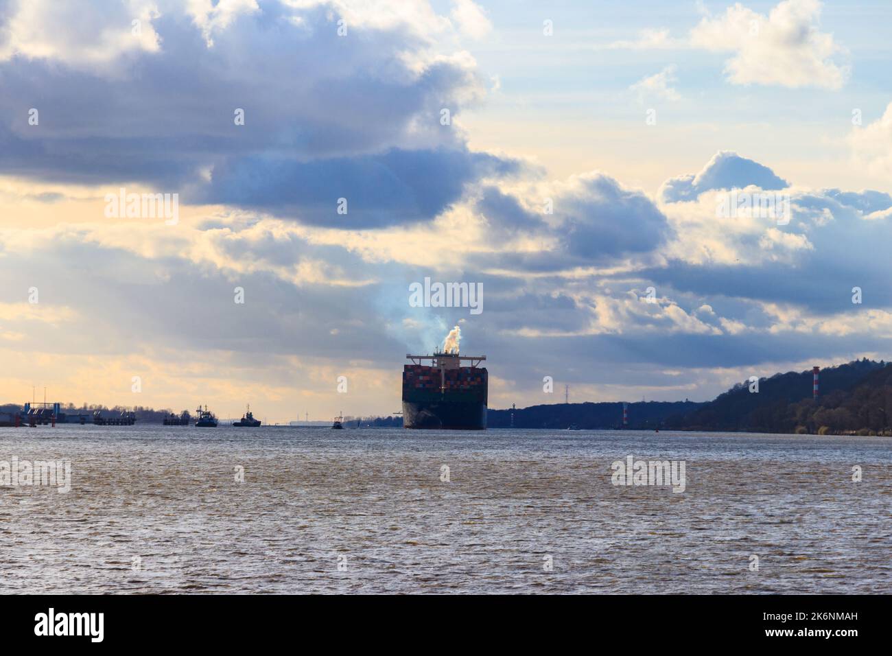 Grande nave container da carico che naviga sul fiume Elba, Amburgo, Germania Foto Stock