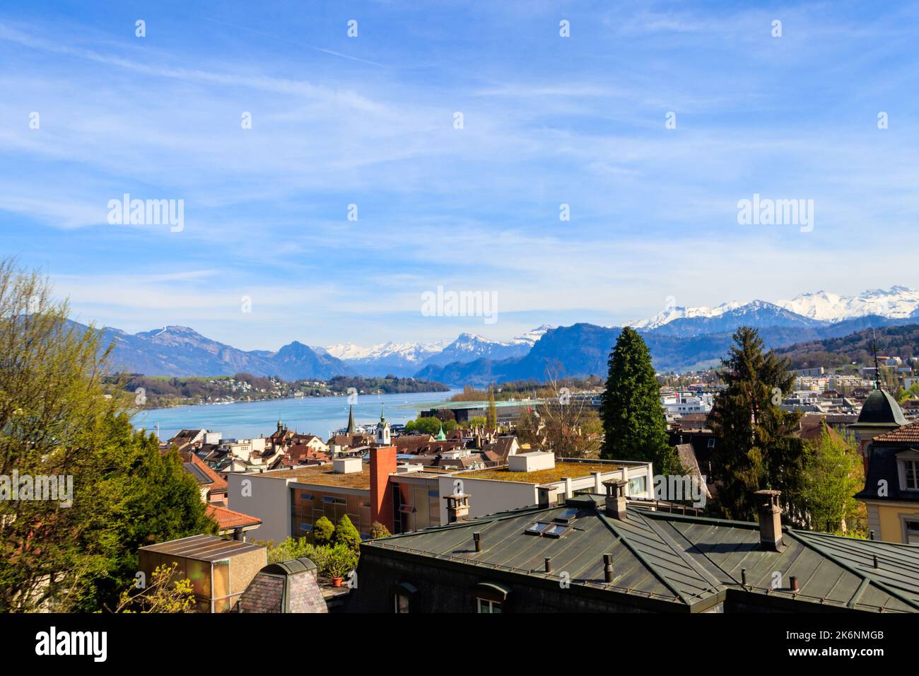 Vista sul centro storico di Lucerna (Lucerna) e sul lago di Lucerna in Svizzera. Vista dall'alto Foto Stock
