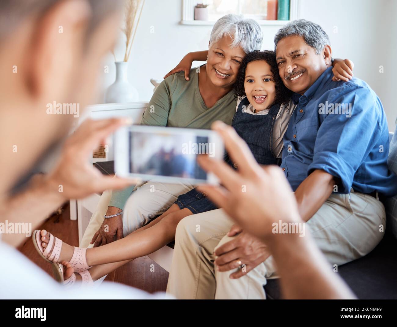 Ama il tempo con i suoi nonni. una foto scattata di un nipote con i suoi nonni a casa. Foto Stock