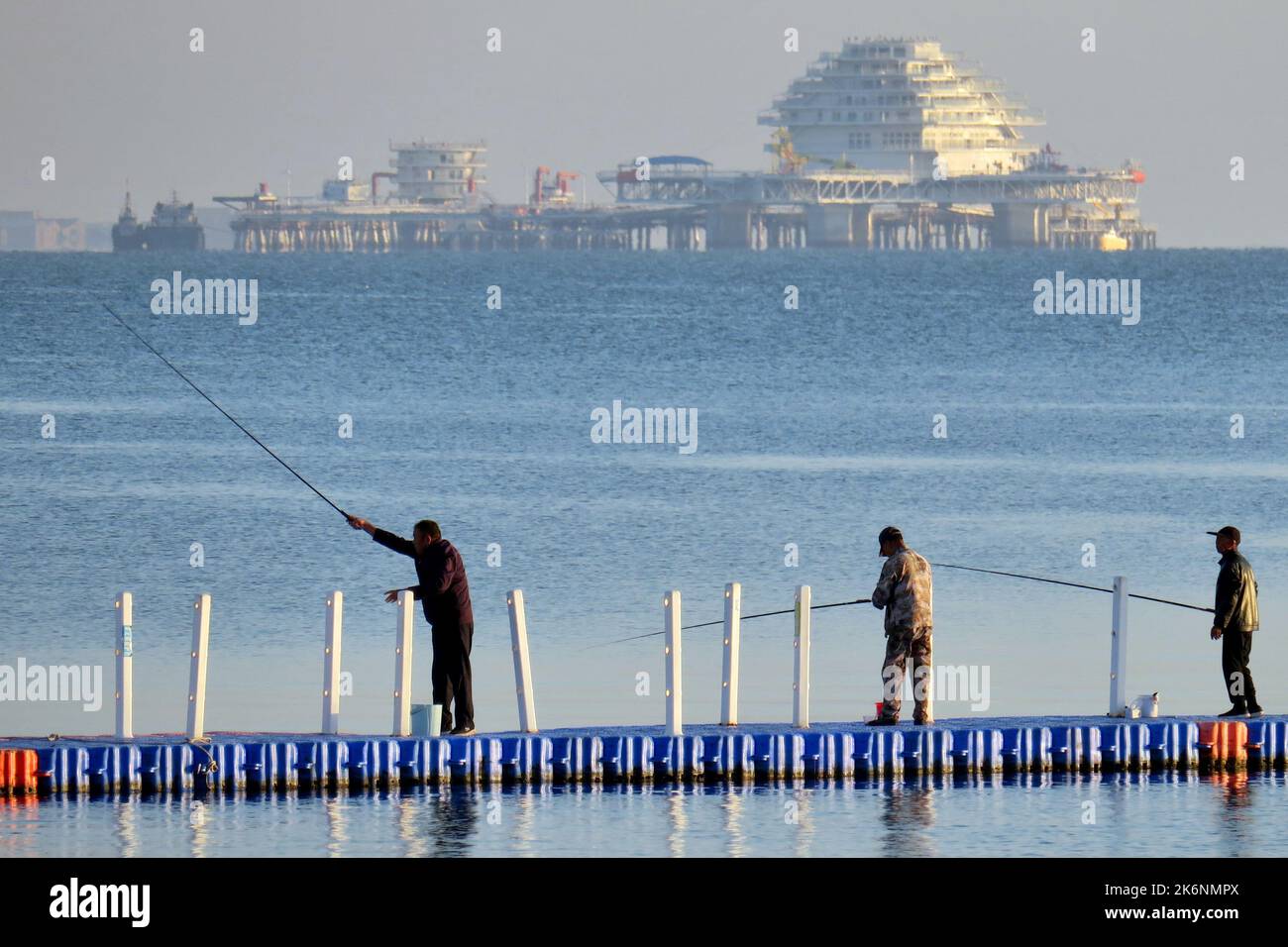 Gli appassionati di pesca marittima pescano al mare a Yantai, provincia di Shandong, Cina, 26 settembre 2022. Foto Stock