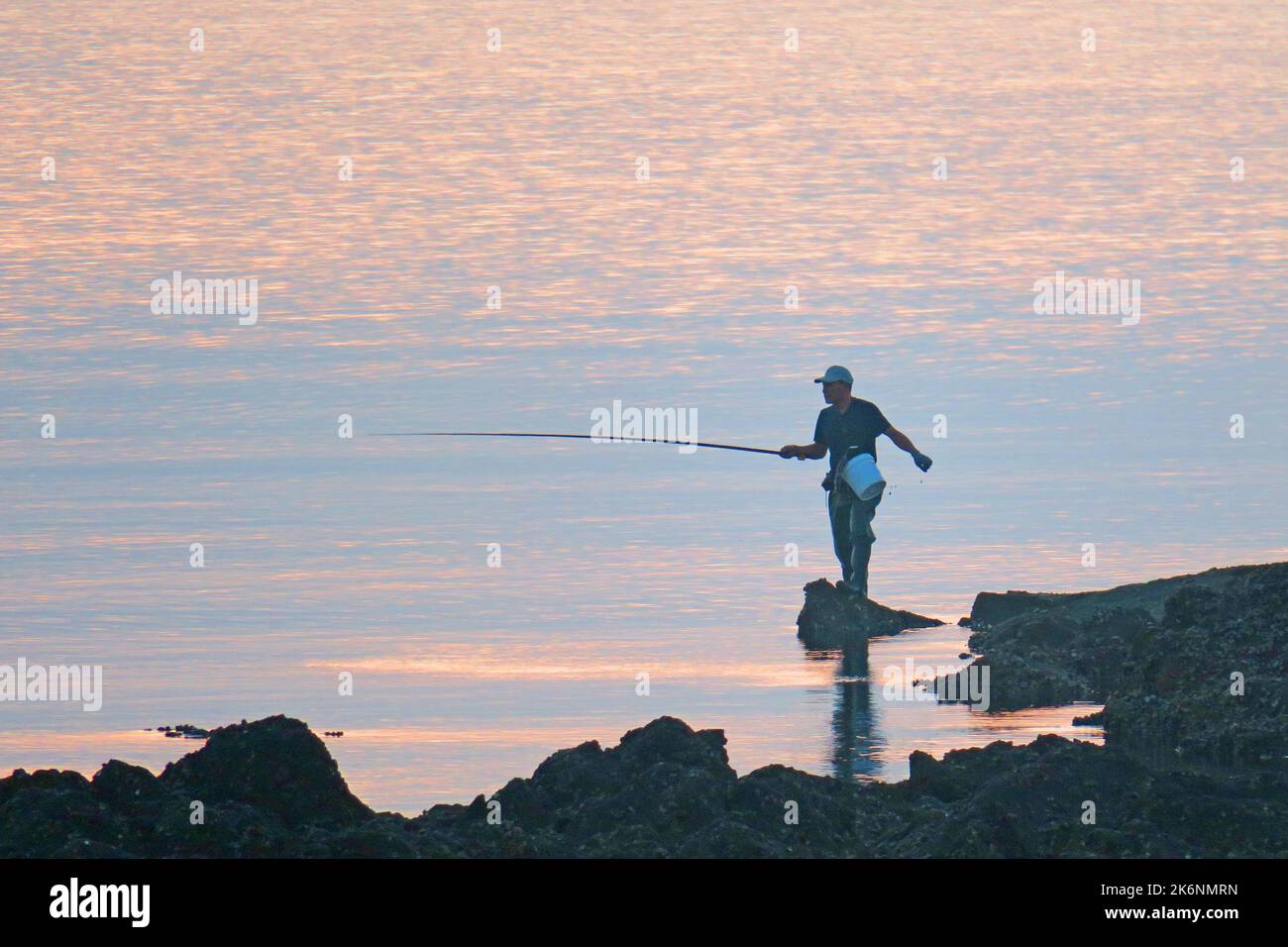 Gli appassionati di pesca marittima pescano al mare a Yantai, provincia di Shandong, Cina, 26 settembre 2022. Foto Stock