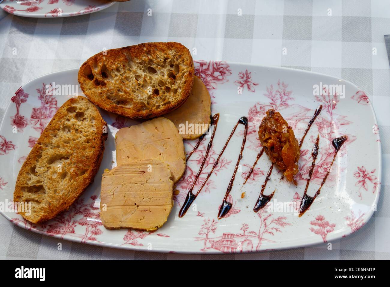 Foie gras con salsa e pane tostato. Vista dall'alto Foto Stock