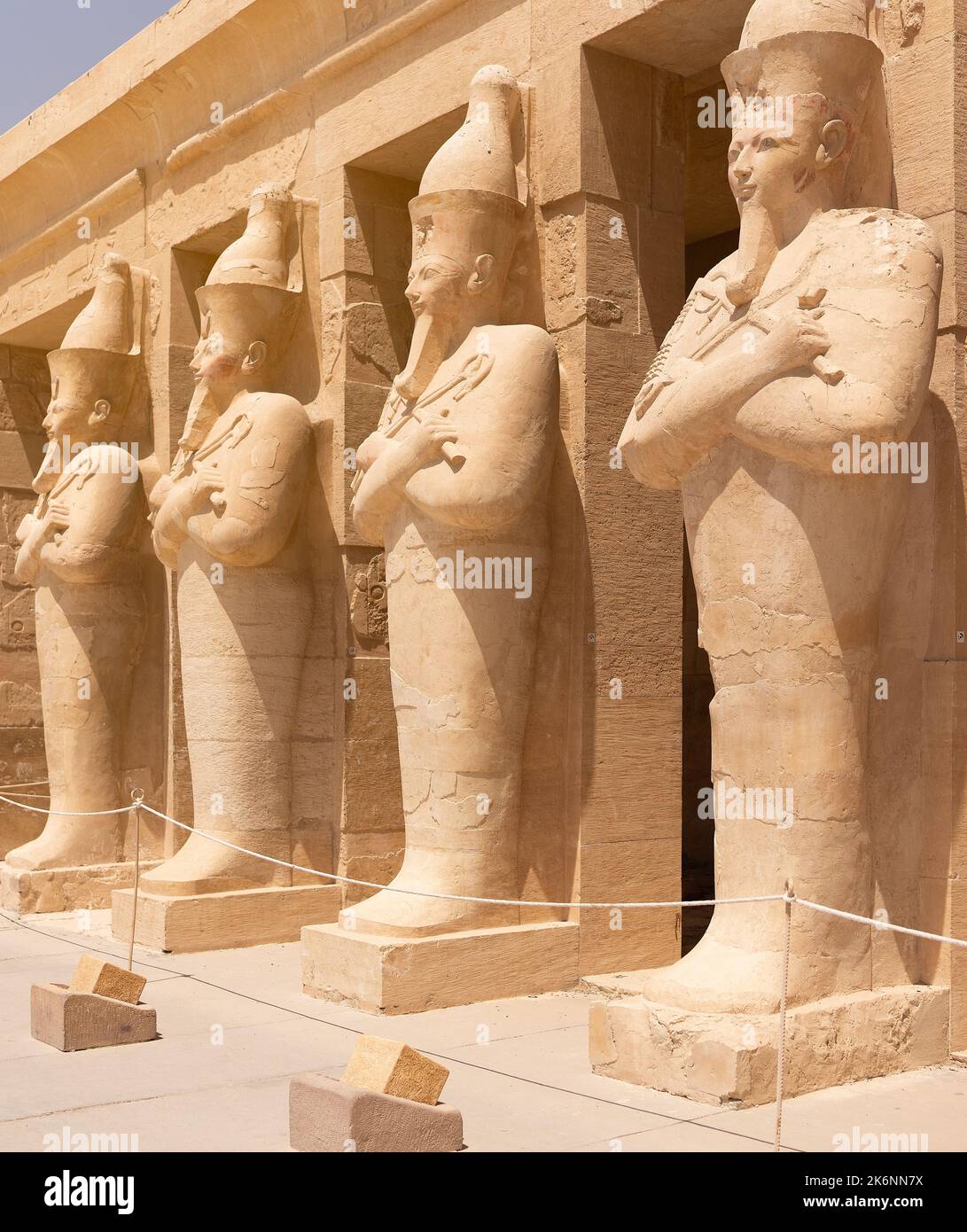 Statue all'ingresso del Tempio di Hatshepsut Foto Stock