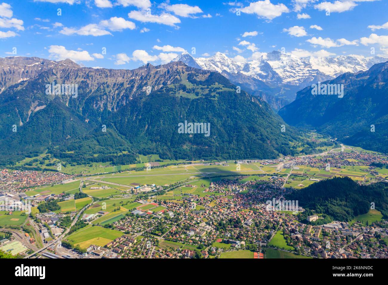 Vista aerea mozzafiato di Interlaken e delle Alpi svizzere dal punto di vista di Harder Kulm, Svizzera Foto Stock