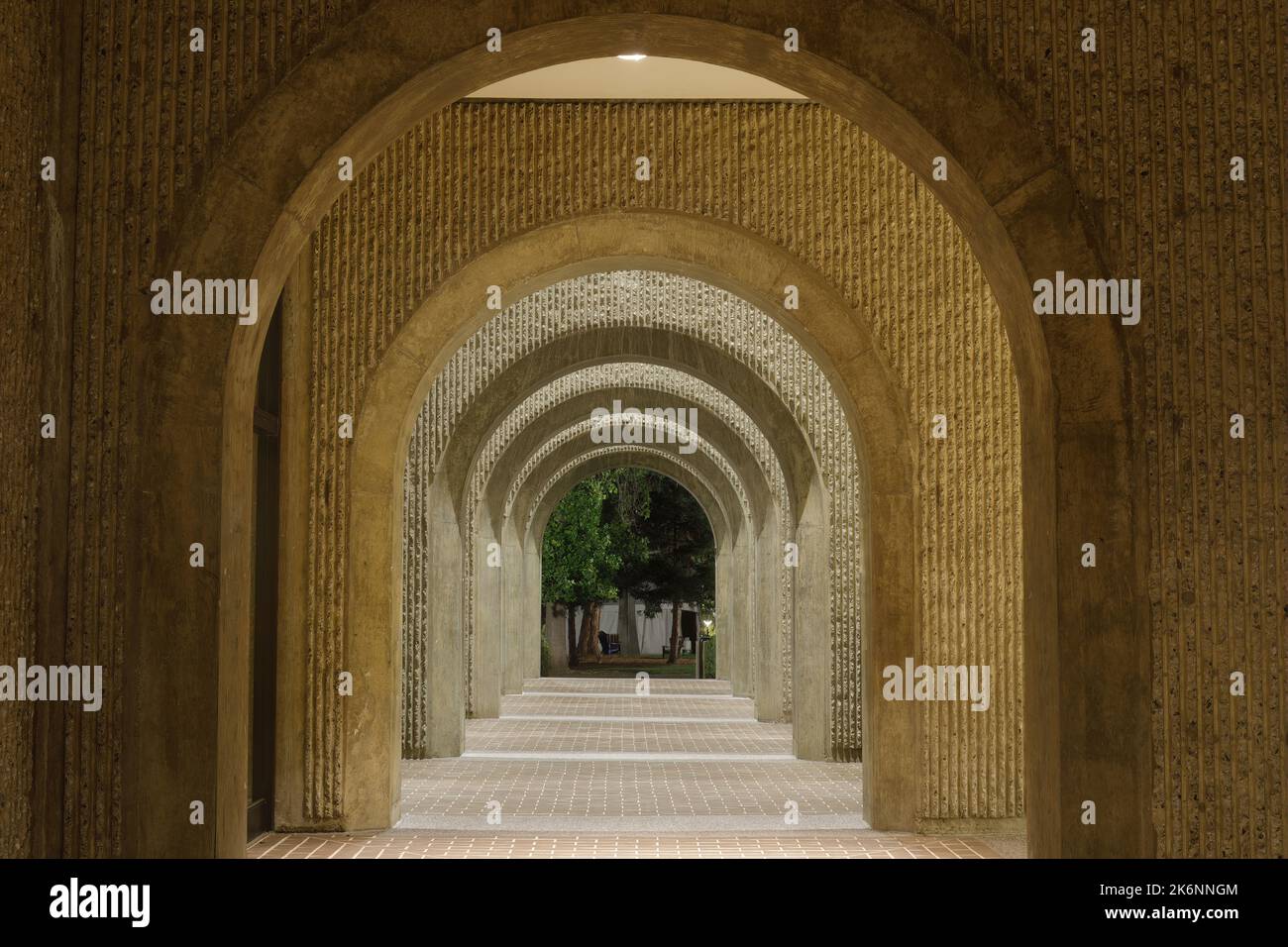 Corridoio ad arco vuoto all'Università di Stanford Foto Stock