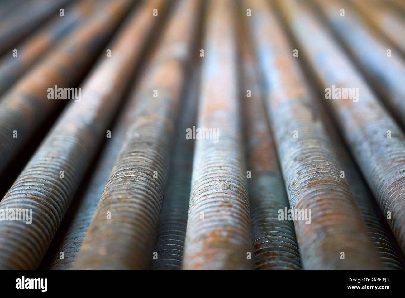 Unità di condensazione primo piano in acciaio filo alettato obsoleto griglia da tavolo struttura prospettica, compressore e impianto di climatizzazione. Messa a fuoco selettiva Foto Stock