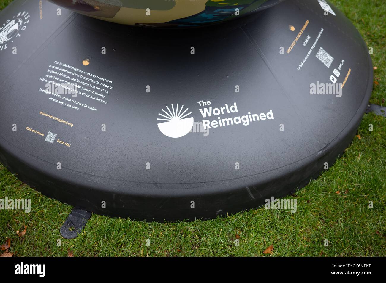 The World Reimagined Large Globe Ball Structures in College Green, Bristol, UK (Oct22) Foto Stock