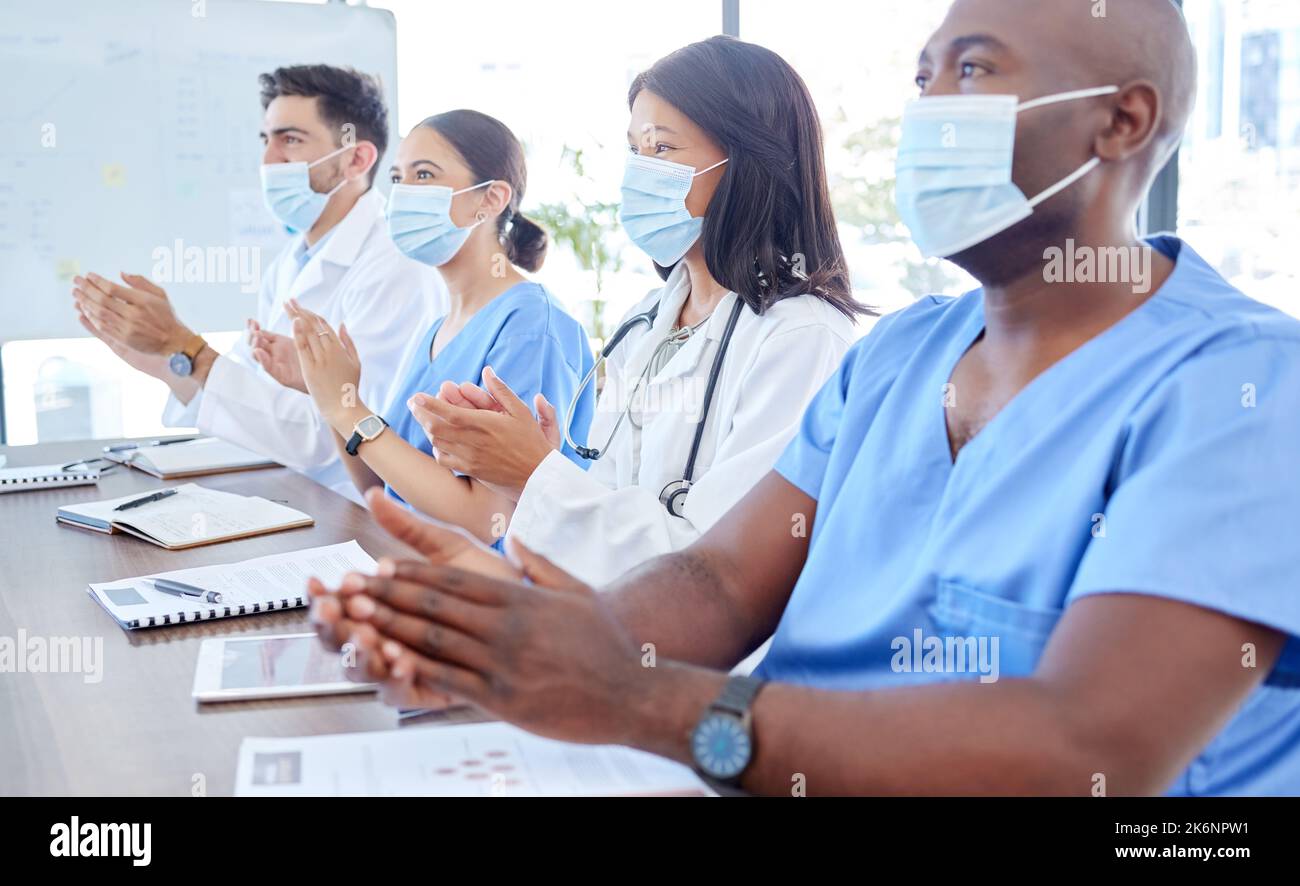 Maschera facciale Covid, clapping e presentazione medica per medici, infermieri o il lavoro di squadra dell'ospedale londinese. Gli uomini, le donne e gli applausi della squadra medica Foto Stock