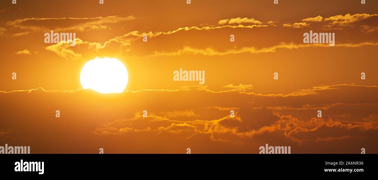 Panorama al tramonto e grande sole. Paesaggio naturale. Foto Stock