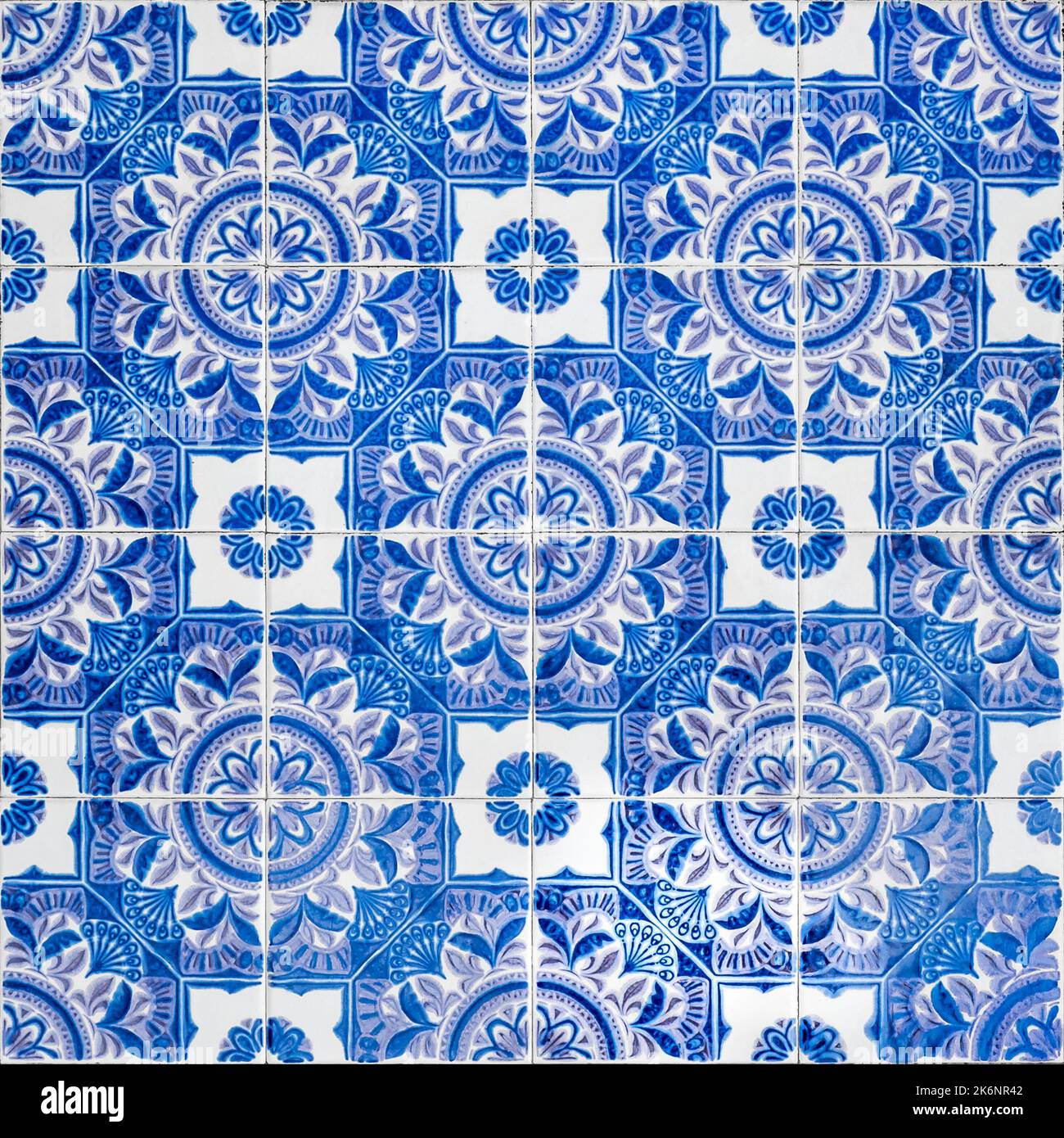 Struttura tipica del famoso design astratto blu piastrelle portoghese decorazione parete chiamato Azulejo piastrelle con motivi geometrici floreali a forma quadrata. Foto Stock