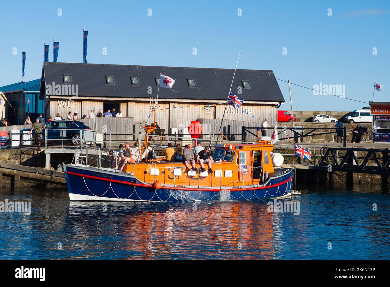 Le gite di andata e ritorno al porto di Scarborough sull'ex barca di salvataggio Hoylake raccolgono denaro per l'RNLI Foto Stock