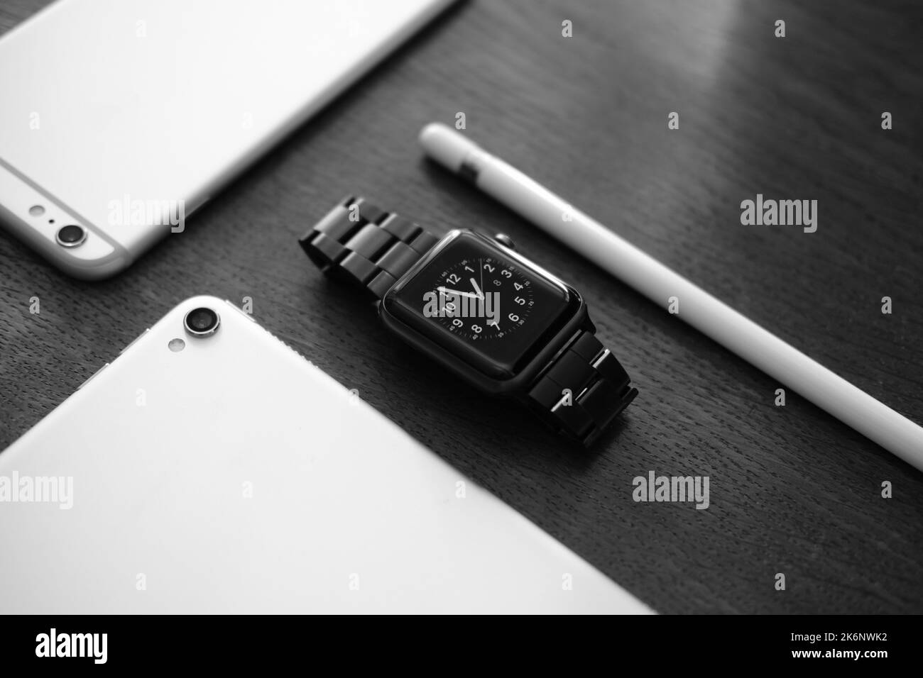Alta tecnologia di alta qualità realizzata nella valle del silicio, in questa immagine come parte di un ambiente di lavoro da scrivania pulito, contribuendo ad aumentare la produttività e la creatività Foto Stock