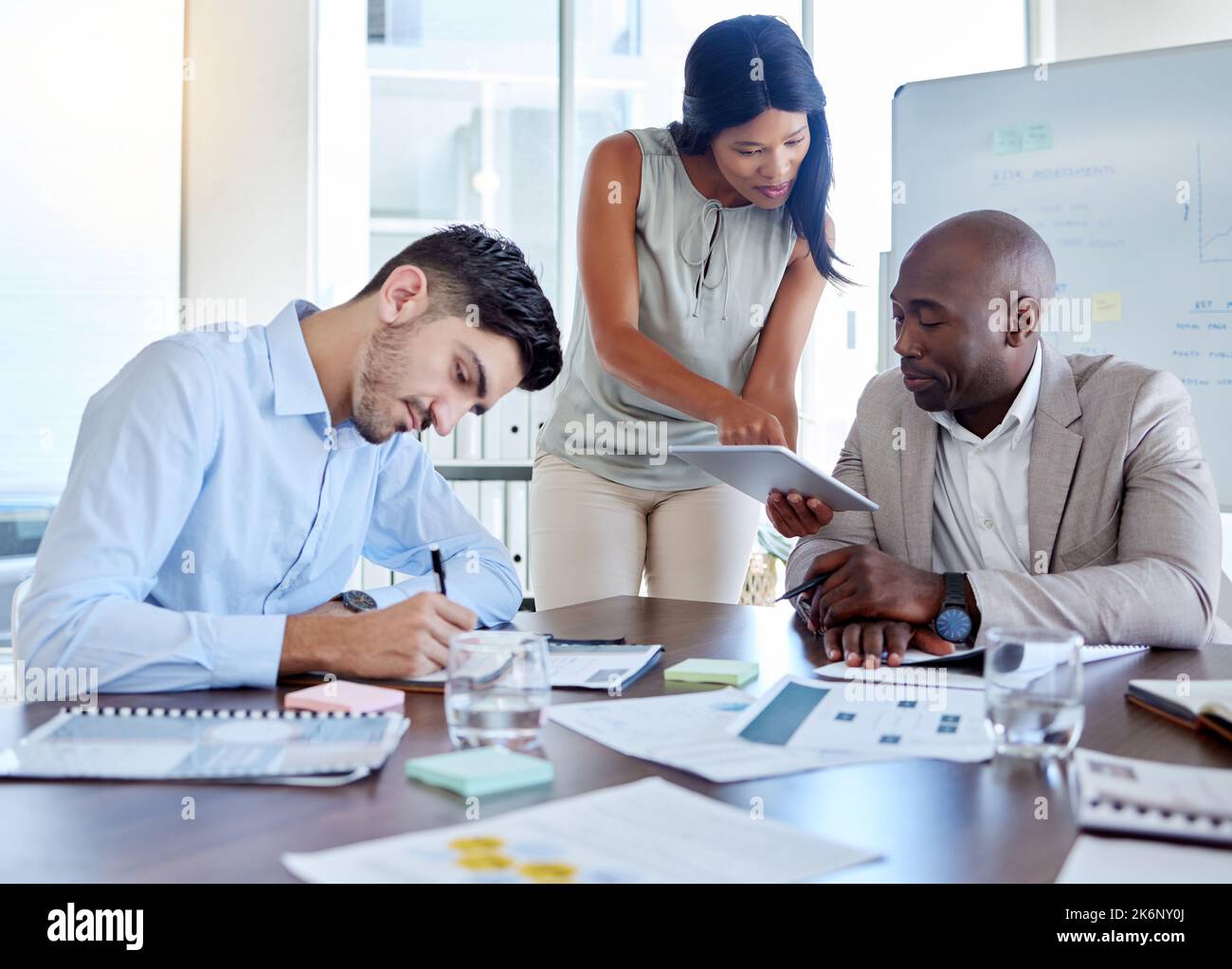 Riunione di gruppo aziendale, consulenza o lavoro di squadra con tablet per la collaborazione, la strategia di marketing digitale o l'analisi di report finanziari. Creatività, finanza Foto Stock