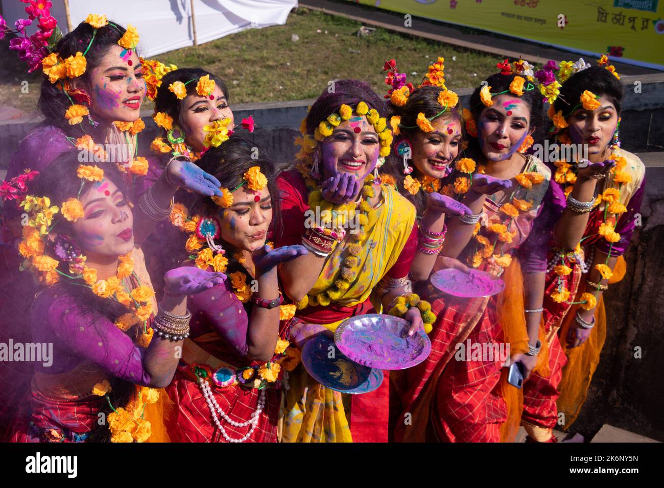 Le donne indossano abiti tradizionali con ornamenti floreali e si esibiscono durante il Festival di Primavera, il primo giorno del mese di Primavera del Bengalese ''Falgun'''. Foto Stock