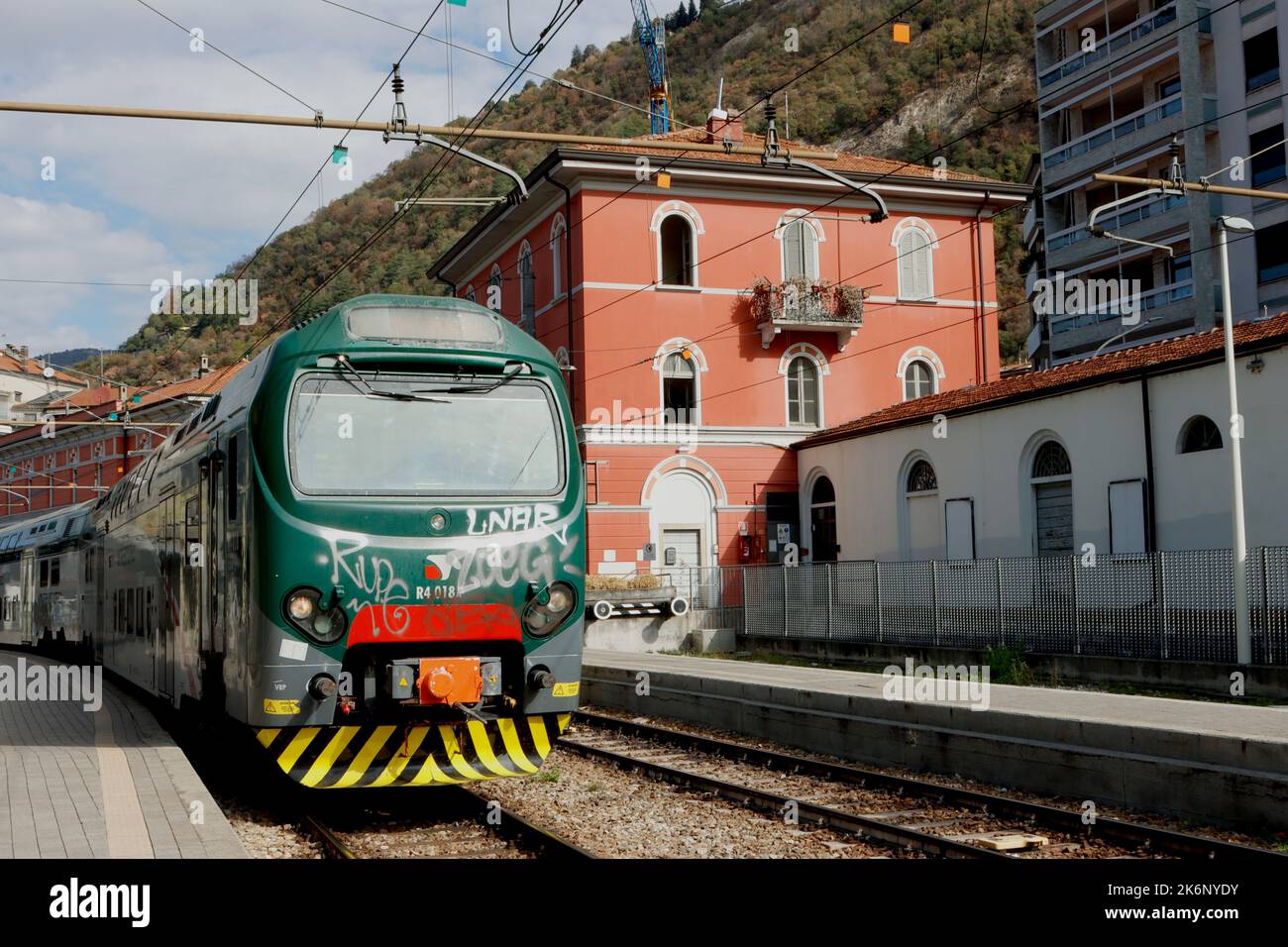 Un treno locale è pronto per andare a Milano Foto Stock