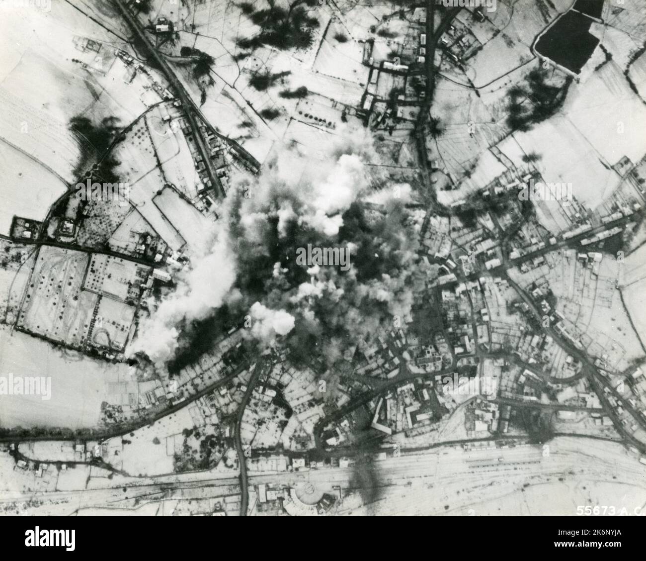 Vista aerea di St. Vith, Belgio bombardamento il giorno di Natale. Vista aerea di St. Vith, Belgio bombardamento il giorno di Natale. “Più di 100 9th Air Force Martin B-26 Marauders, pomeriggio di Natale, hanno fatto cadere le loro bombe nel cuore di St. Vith, il Belgio, l'importante nodo stradale e centro di comunicazione catturato dai tedeschi nella loro contro-offensiva. Marauti, Havocs e Invaders bombardarono ponti, strade, città e punti di forza. Il giorno di Natale in una parte di un piano sistematico per isolare le truppe tedesche dalle loro fonti di approvvigionamento”. Foto Stock